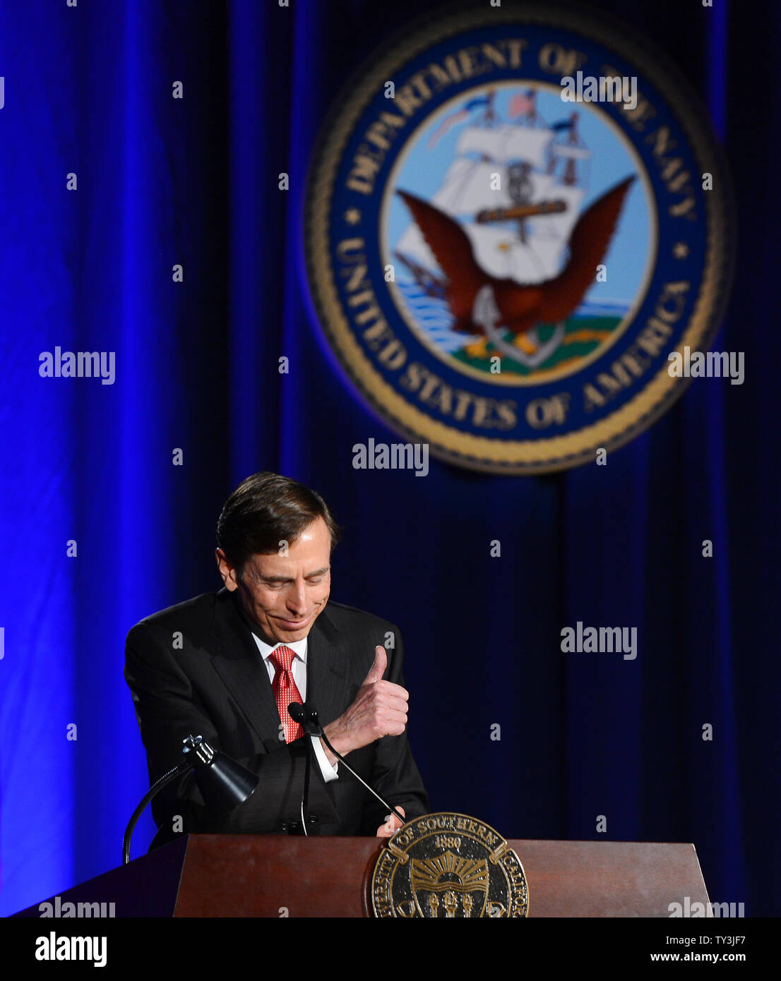 Ex direttore della CIA e si ritira a quattro stelle Il generale David Petraeus compie il suo primo intervento pubblico dal dimissionario il direttore della CIA presso la University of Southern California cena per gli studenti veterani ROTC e studenti a Los Angeles il 26 marzo 2013. Petraeus si è scusato nel suo discorso per la extraconiugali vicenda che ha concluso la sua carriera. UPI/Jim Ruymen Foto Stock
