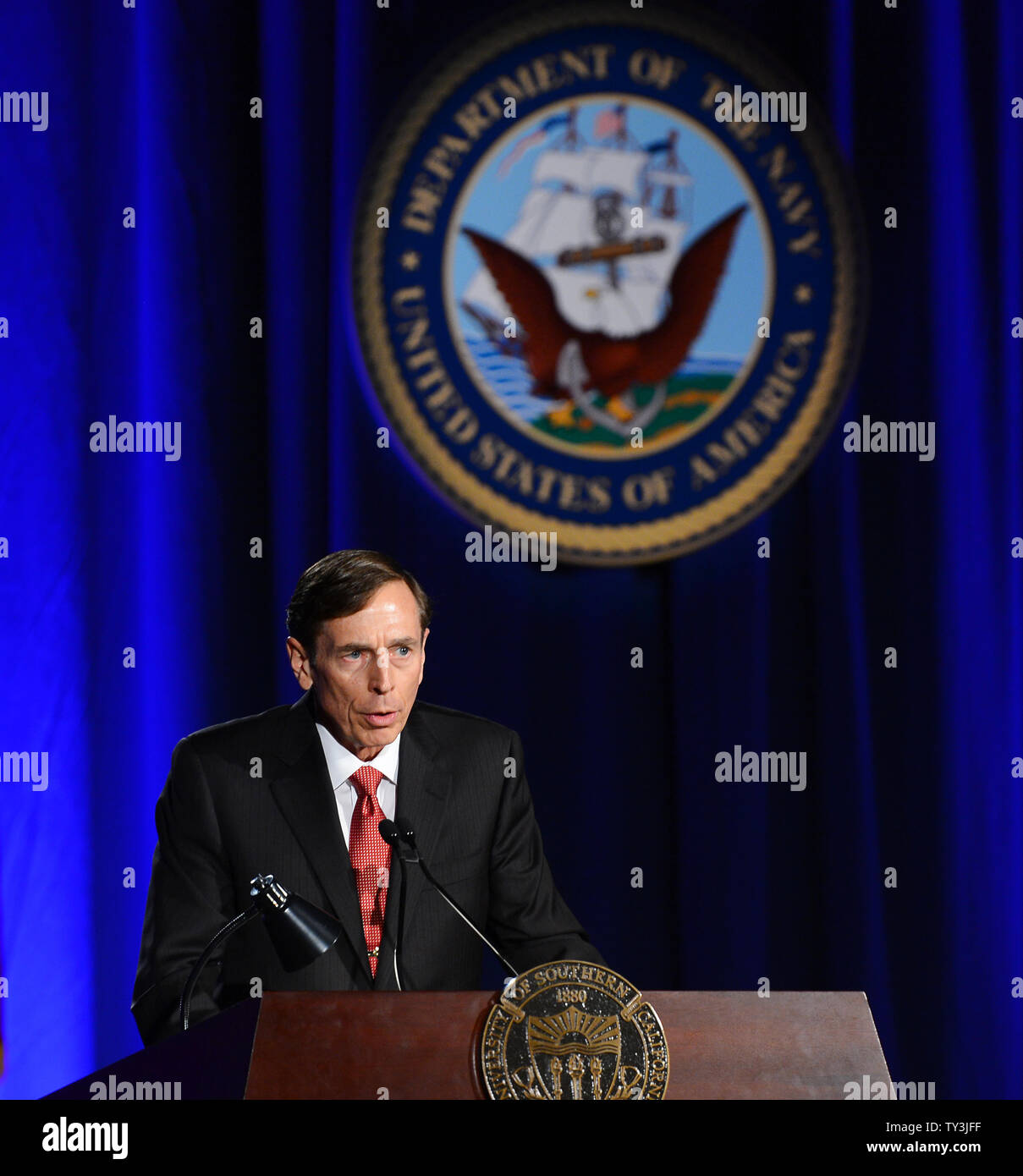 Ex direttore della CIA e si ritira a quattro stelle Il generale David Petraeus compie il suo primo intervento pubblico dal dimissionario il direttore della CIA in una università della California del Sud la cena per gli studenti veterani ROTC e studenti a Los Angeles il 26 marzo 2013. Petraeus si è scusato nel suo discorso per la extraconiugali vicenda che ha concluso la sua carriera. UPI/Jim Ruymen Foto Stock