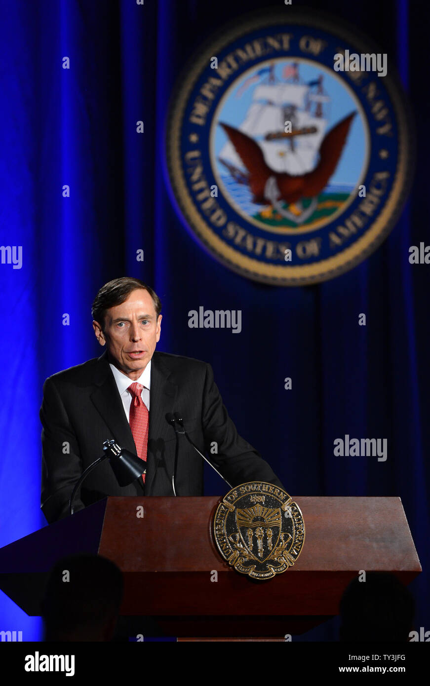 Ex direttore della CIA e si ritira a quattro stelle Il generale David Petraeus compie il suo primo intervento pubblico dal dimissionario il direttore della CIA in una università della California del Sud la cena per gli studenti veterani ROTC e studenti a Los Angeles il 26 marzo 2013. Petraeus si è scusato nel suo discorso per la extraconiugali vicenda che ha concluso la sua carriera. UPI/Jim Ruymen Foto Stock