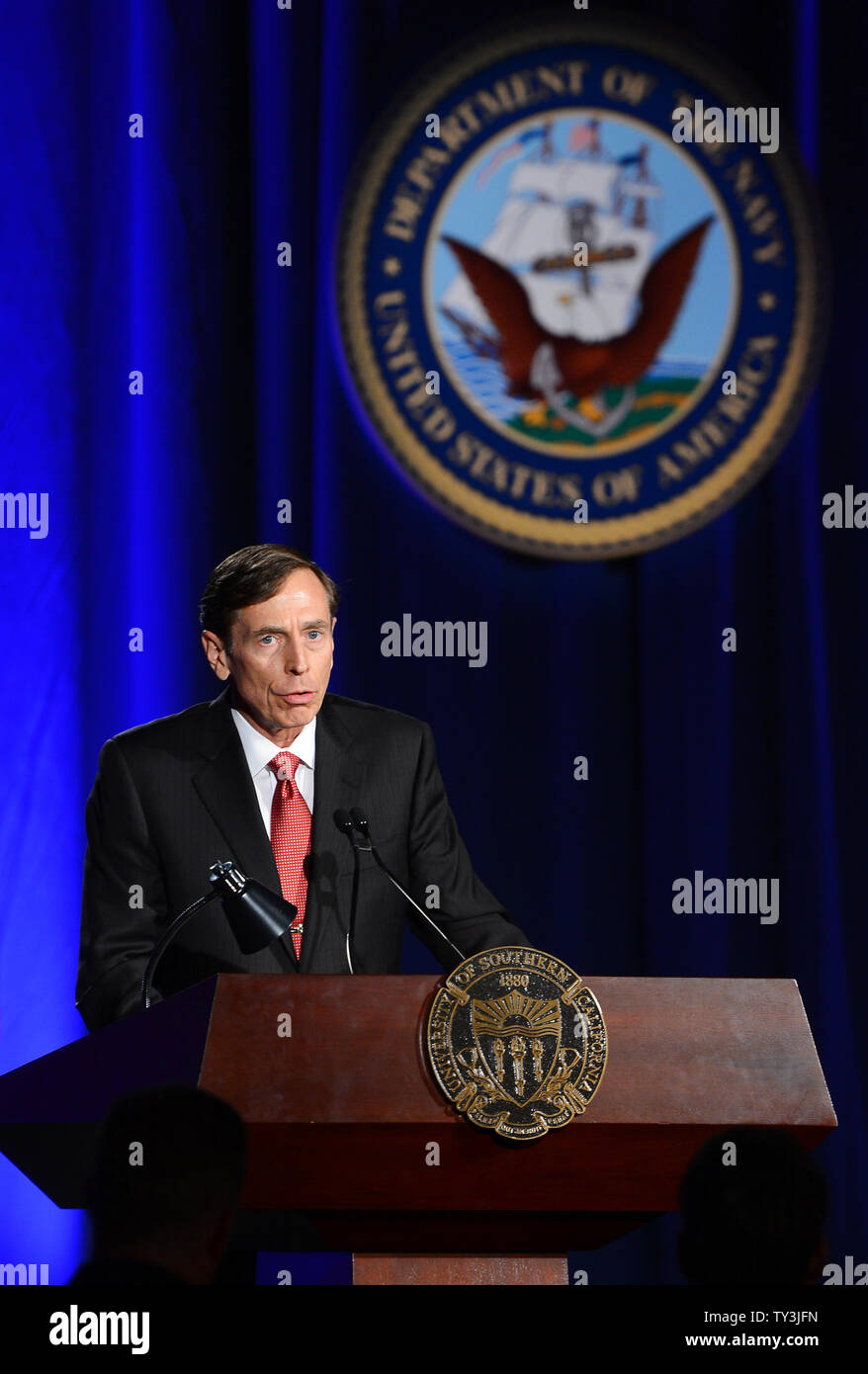 Ex direttore della CIA e si ritira a quattro stelle Il generale David Petraeus compie il suo primo intervento pubblico dal dimissionario il direttore della CIA in una università della California del Sud la cena per gli studenti veterani ROTC e studenti a Los Angeles il 26 marzo 2013. Petraeus si è scusato nel suo discorso per la extraconiugali vicenda che ha concluso la sua carriera. UPI/Jim Ruymen Foto Stock