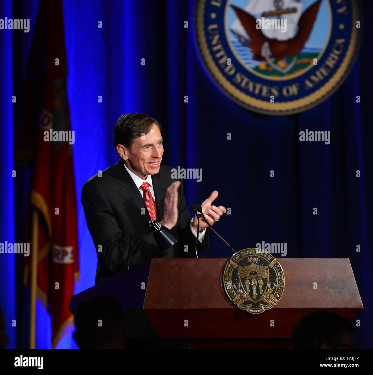 Ex direttore della CIA e si ritira a quattro stelle Il generale David Petraeus compie il suo primo intervento pubblico dal dimissionario il direttore della CIA in una università della California del Sud la cena per gli studenti veterani ROTC e studenti a Los Angeles il 26 marzo 2013. Petraeus si è scusato nel suo discorso per la extraconiugali vicenda che ha concluso la sua carriera. UPI/Jim Ruymen Foto Stock