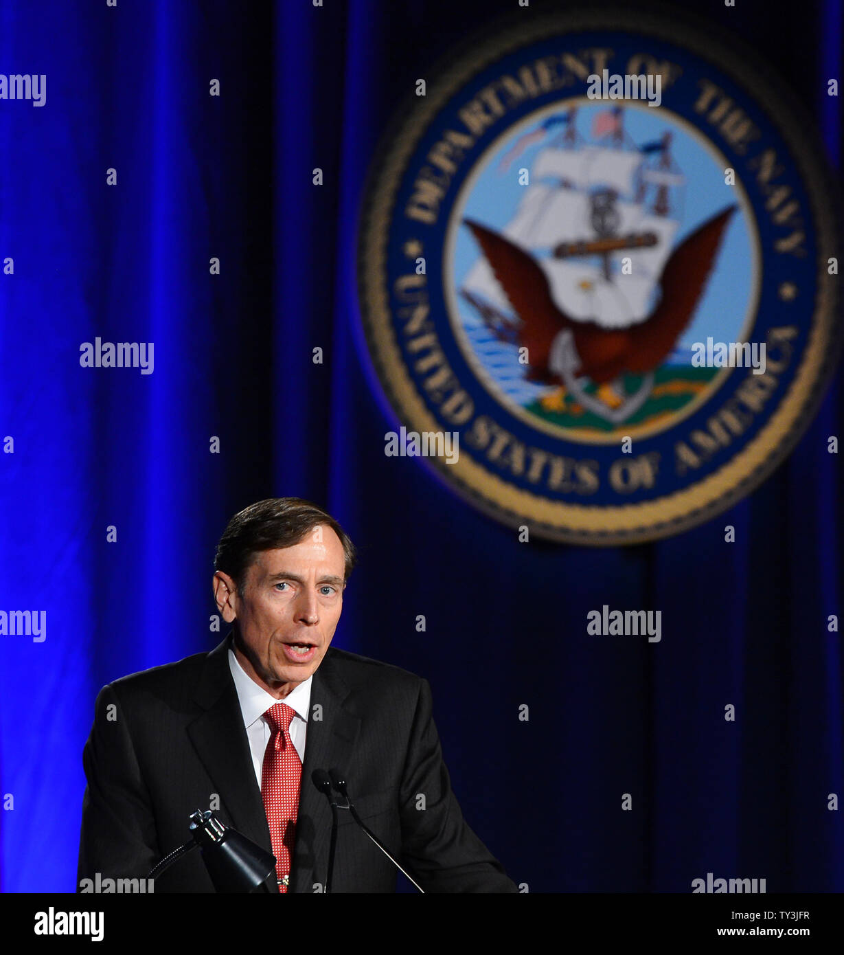 Ex direttore della CIA e si ritira a quattro stelle Il generale David Petraeus compie il suo primo intervento pubblico dal dimissionario il direttore della CIA in una università della California del Sud la cena per gli studenti veterani ROTC e studenti a Los Angeles il 26 marzo 2013. Petraeus si è scusato nel suo discorso per la extraconiugali vicenda che ha concluso la sua carriera. UPI/Jim Ruymen Foto Stock