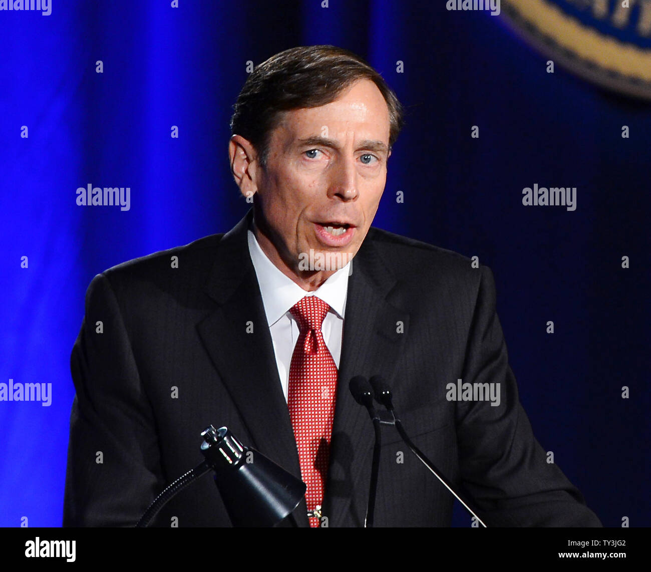 Ex direttore della CIA e si ritira a quattro stelle Il generale David Petraeus compie il suo primo intervento pubblico dal dimissionario il direttore della CIA in una università della California del Sud la cena per gli studenti veterani ROTC e studenti a Los Angeles il 26 marzo 2013. Petraeus si è scusato nel suo discorso per la extraconiugali vicenda che ha concluso la sua carriera. UPI/Jim Ruymen Foto Stock