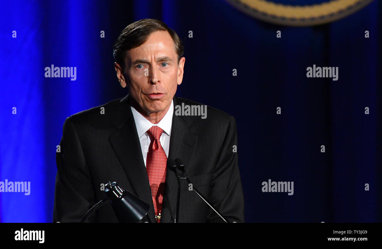 Ex direttore della CIA e si ritira a quattro stelle Il generale David Petraeus compie il suo primo intervento pubblico dal dimissionario il direttore della CIA in una università della California del Sud la cena per gli studenti veterani ROTC e studenti a Los Angeles il 26 marzo 2013. Petraeus si è scusato nel suo discorso per la extraconiugali vicenda che ha concluso la sua carriera. UPI/Jim Ruymen Foto Stock