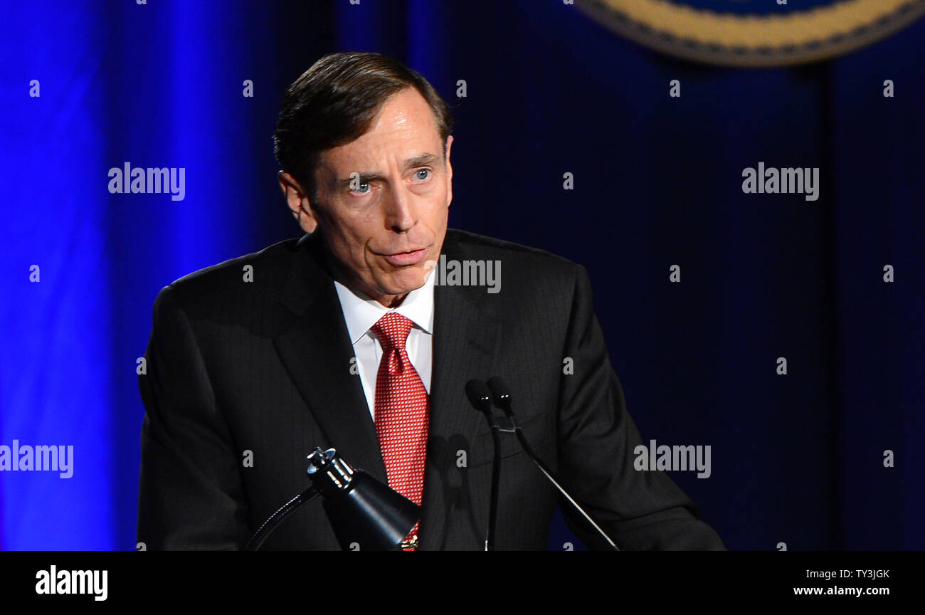 Ex direttore della CIA e si ritira a quattro stelle Il generale David Petraeus compie il suo primo intervento pubblico dal dimissionario il direttore della CIA in una università della California del Sud la cena per gli studenti veterani ROTC e studenti a Los Angeles il 26 marzo 2013. Petraeus si è scusato nel suo discorso per la extraconiugali vicenda che ha concluso la sua carriera. UPI/Jim Ruymen Foto Stock