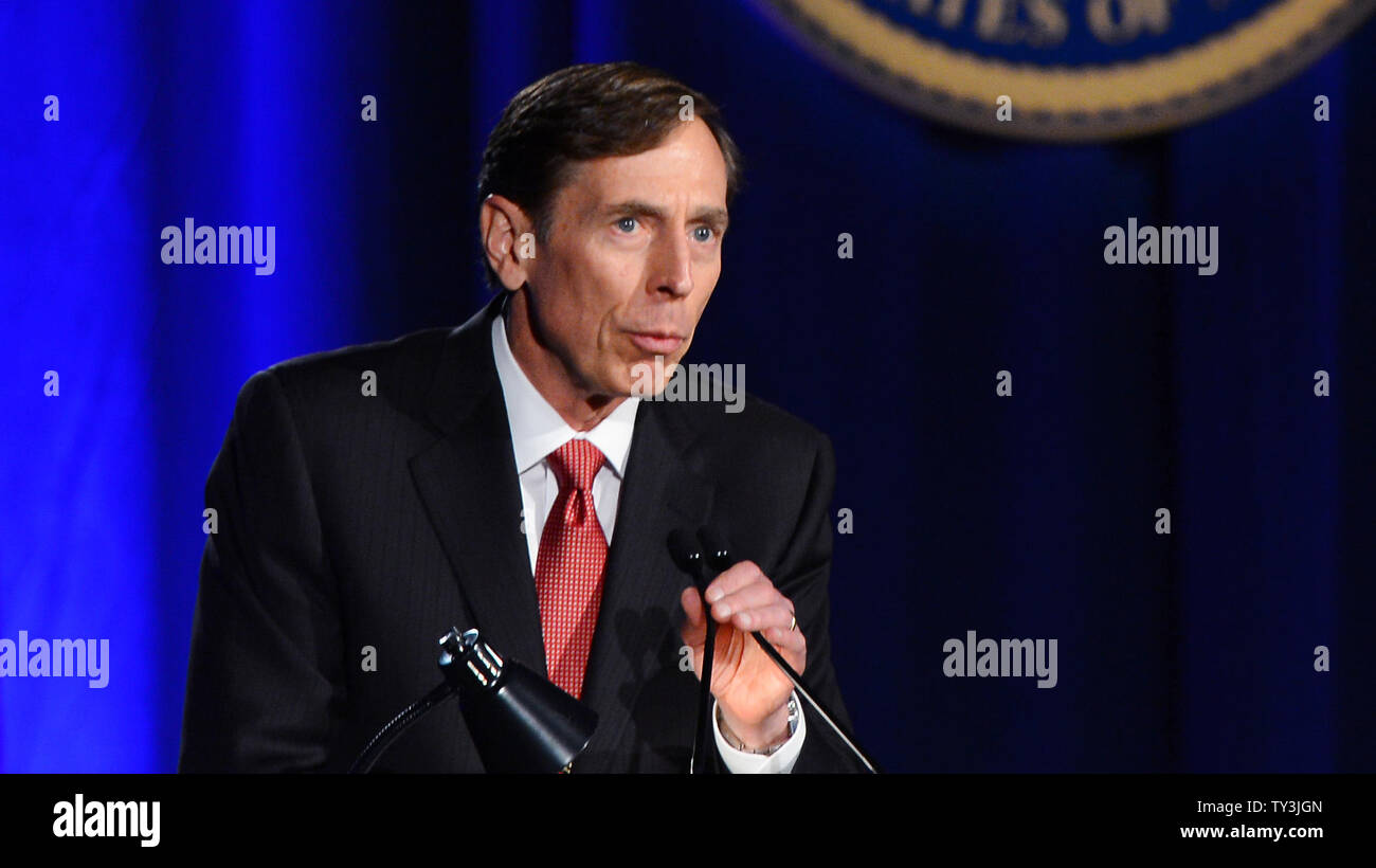 Ex direttore della CIA e si ritira a quattro stelle Il generale David Petraeus compie il suo primo intervento pubblico dal dimissionario il direttore della CIA in una università della California del Sud la cena per gli studenti veterani ROTC e studenti a Los Angeles il 26 marzo 2013. Petraeus si è scusato nel suo discorso per la extraconiugali vicenda che ha concluso la sua carriera. UPI/Jim Ruymen Foto Stock