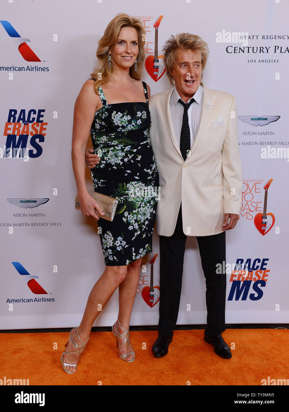 Il cantante Rod Stewart e sua moglie Penny Lancaster frequentare la ventesima gara annuale per cancellare MS gala, con il tema "Amore per cancellare MS', al Hyatt Regency Century Plaza nel secolo la sezione della città di Los Angeles il 3 aprile 2013. UPI/Jim Ruymen Foto Stock