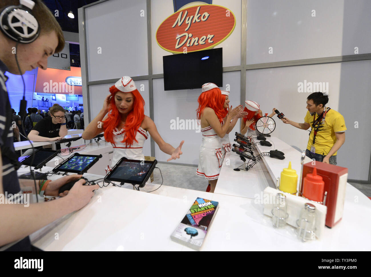 Il Nyko booth è decorata come un diner durante l'E3 (Electronic Entertainment Expo che si terrà presso il Convention Center di Los Angeles il 11 giugno 2013. UPI/Fil McCarten Foto Stock