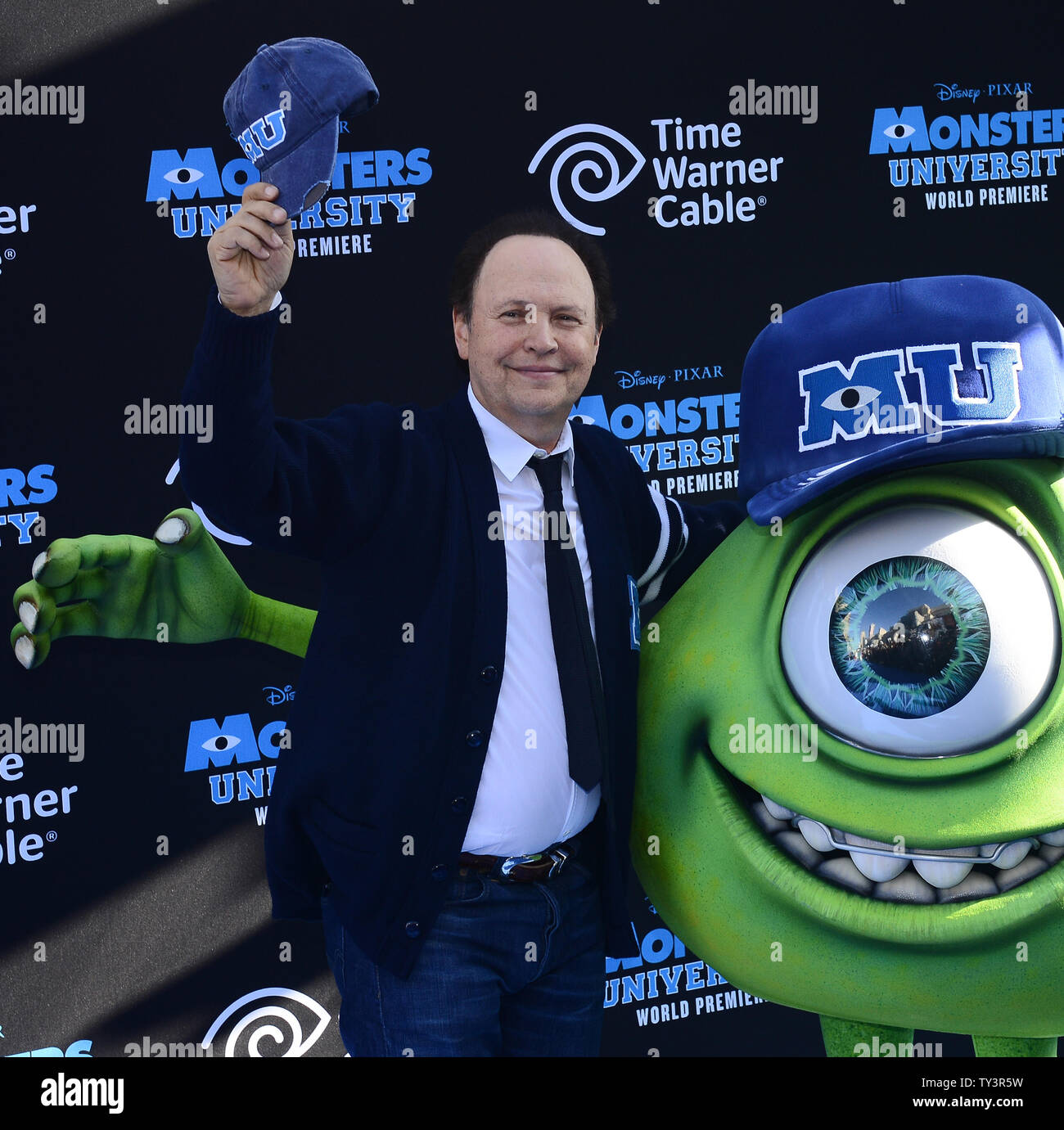 Attore Billy Crystal, la voce di Mike nel movimento animato commedia immagine 'Monsters università", assiste la premiere del film al El Capitan Theater di Hollywood sezione di Los Angeles il 17 giugno 2013. UPI/Jim Ruymen Foto Stock