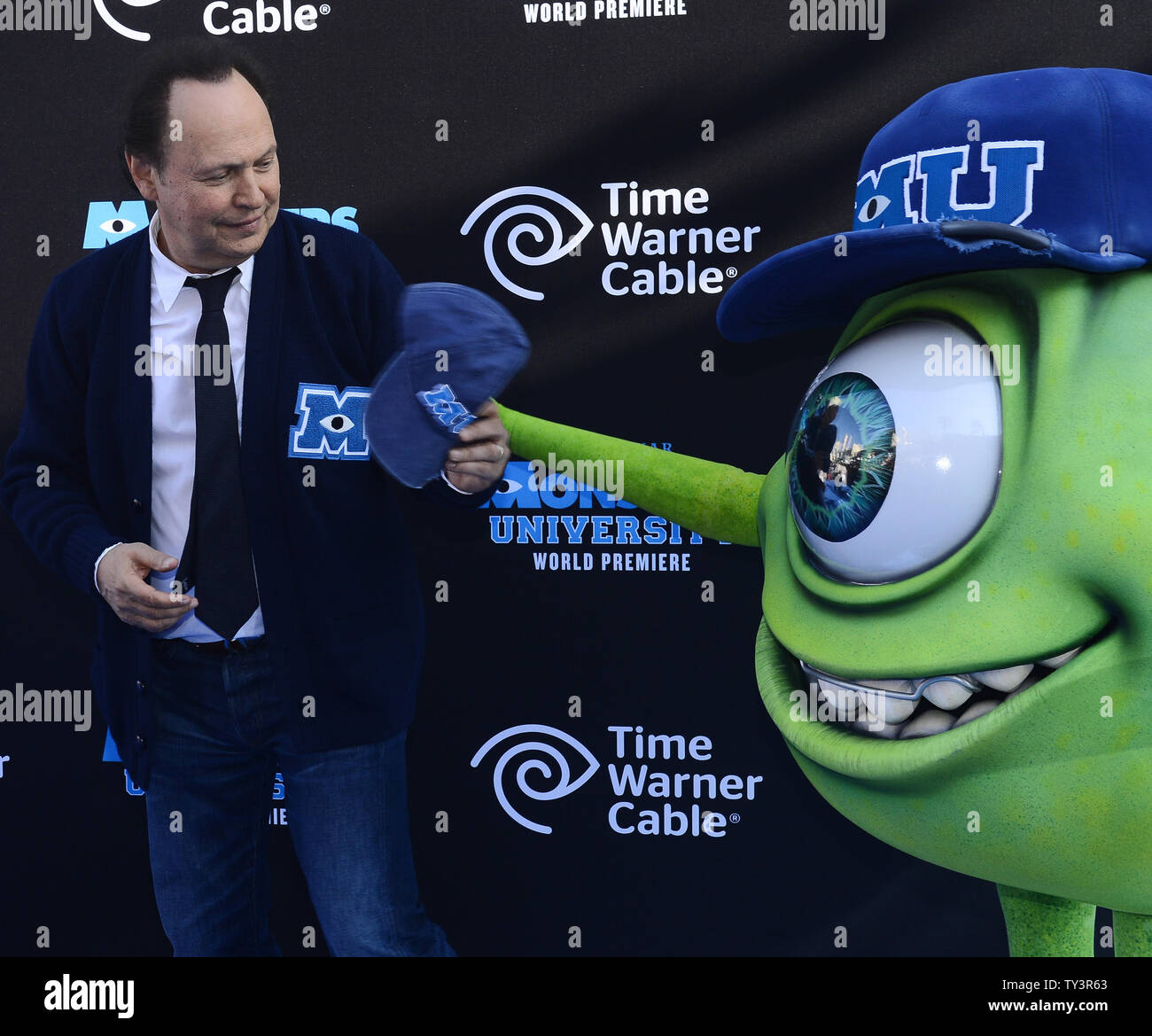 Attore Billy Crystal, la voce di Mike nel movimento animato commedia immagine 'Monsters università", assiste la premiere del film al El Capitan Theater di Hollywood sezione di Los Angeles il 17 giugno 2013. UPI/Jim Ruymen Foto Stock