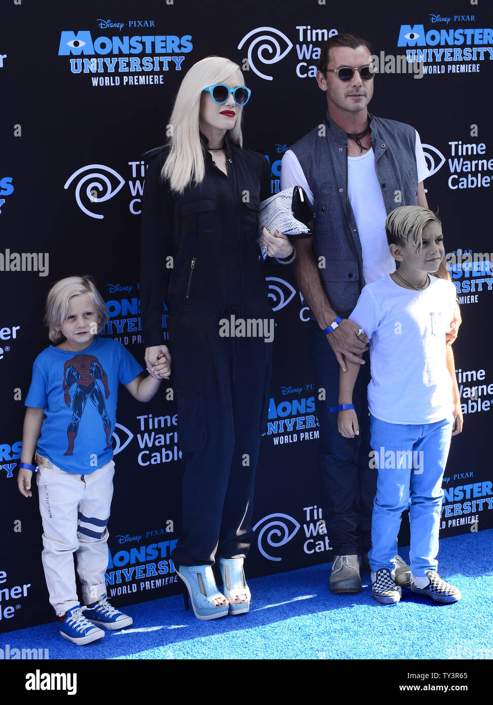 Senza dubbio cantante Gwen Stefani e suo marito, Bush cantante Gavin Rossdale e i loro figli Zuma Nesta Rock Rossdale (L) e Kingston Rossdale (R) frequentano la premiere del movimento animato commedia immagine 'Monsters università", a El Capitan Theater di Hollywood sezione di Los Angeles il 17 giugno 2013. UPI/Jim Ruymen Foto Stock