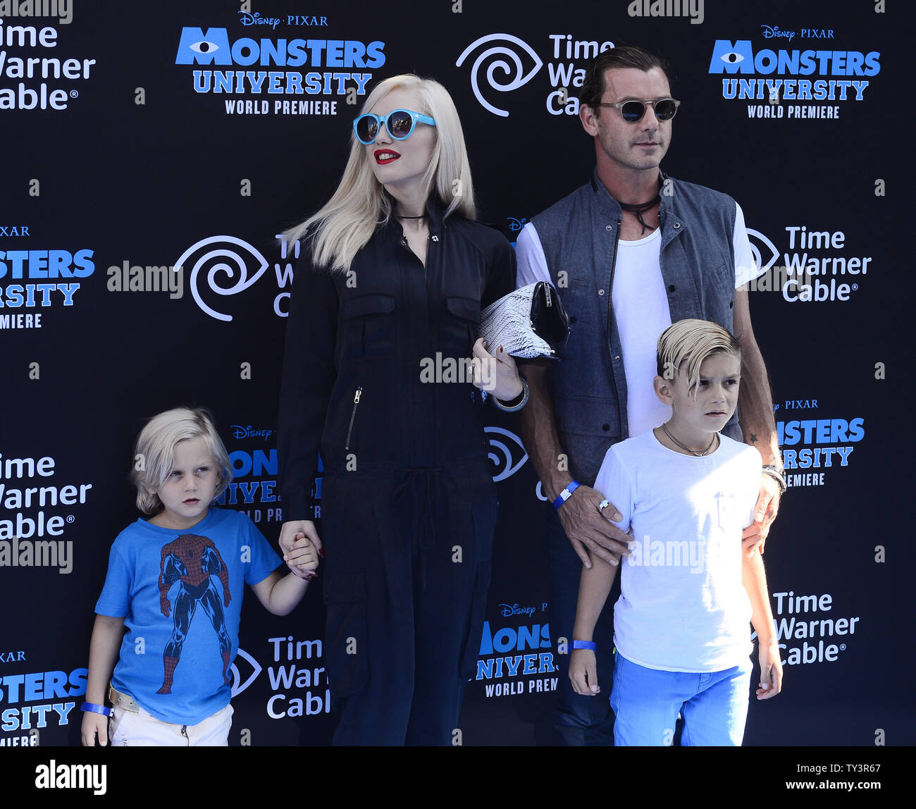 Senza dubbio cantante Gwen Stefani e suo marito, Bush cantante Gavin Rossdale e i loro figli Zuma Nesta Rock Rossdale (L) e Kingston Rossdale (R) frequentano la premiere del movimento animato commedia immagine 'Monsters università", a El Capitan Theater di Hollywood sezione di Los Angeles il 17 giugno 2013. UPI/Jim Ruymen Foto Stock