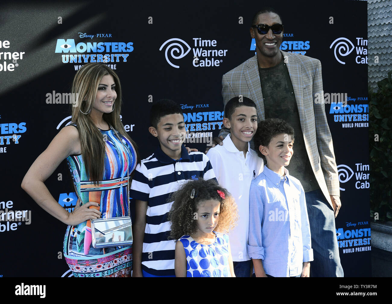 Ex stella NBA Scottie Pippen arriva con sua moglie Larsa Younan e bambini per il 'Monsters Università " premiere al El Capitan Theater di Hollywood sezione di Los Angeles il 17 giugno 2013. UPI/Jim Ruymen Foto Stock