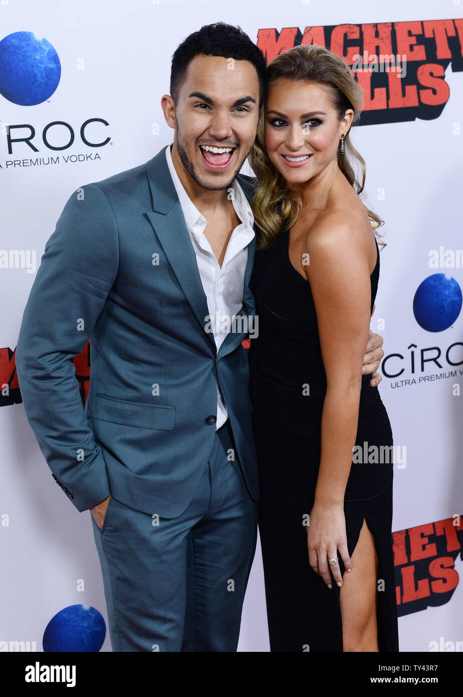 Membro del cast Alexa Vega e attore e cantante Carlos Pena Jr assistere alla premiere di Motion Picture giallo-thriller 'Machete uccide" al Regal Cinemas a Los Angeles il 2 ottobre 2013. Nel film, il governo degli Stati Uniti di reclute machete per la battaglia per la sua strada attraverso il Messico per tenere in giù un commerciante di armi che cerca di lanciare un arma nello spazio. UPI/Jim Ruymen Foto Stock