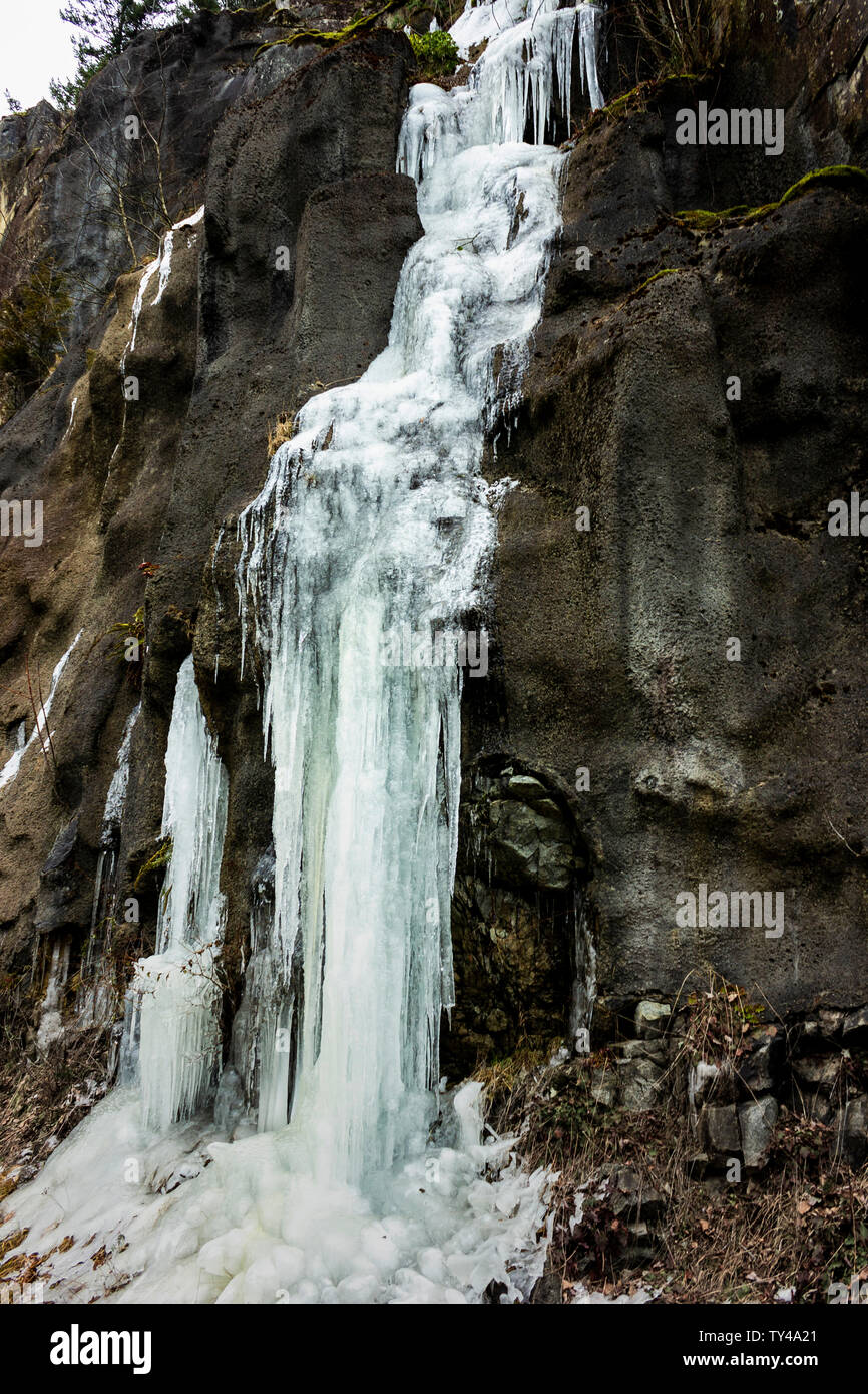 Bella ghiaccioli si formano come l'acqua fino in montagna si blocca . Incredibile scena invernale.Awesome texture, incredibile ghiaccio formato forme. Cascate creato Foto Stock