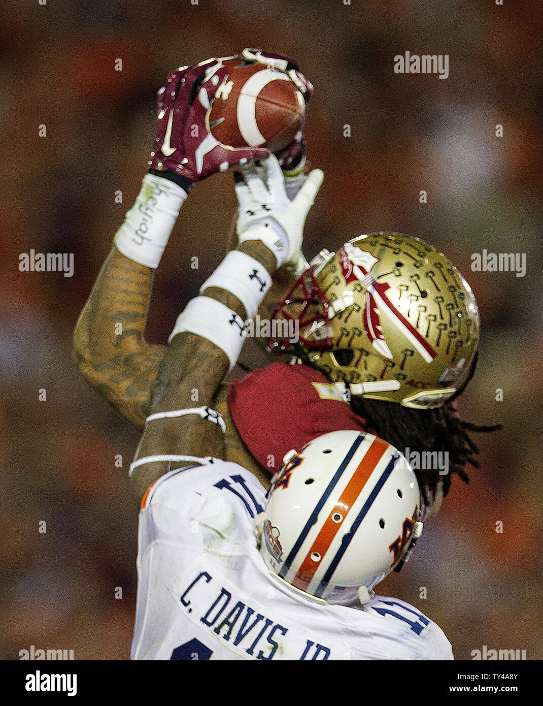 Florida State Seminoles ricevitore Kelvin Benjamin rende il gioco vincente di cattura di touchdown su Auburn Tiger cornerback Chris Davis con 13 secondi a sinistra in la BCS titolo nazionale del college di gioco presso il Rose Bowl a Pasadena, in California il 6 gennaio 2014. Heisman vincitore del Trofeo quarterback Jameis Winston ha gettato i due-cantiere pass. Florida stato sconfitto Auburn da parte di un cliente di 34-31. (RECROP) UPI/Mark Wallheiser Foto Stock