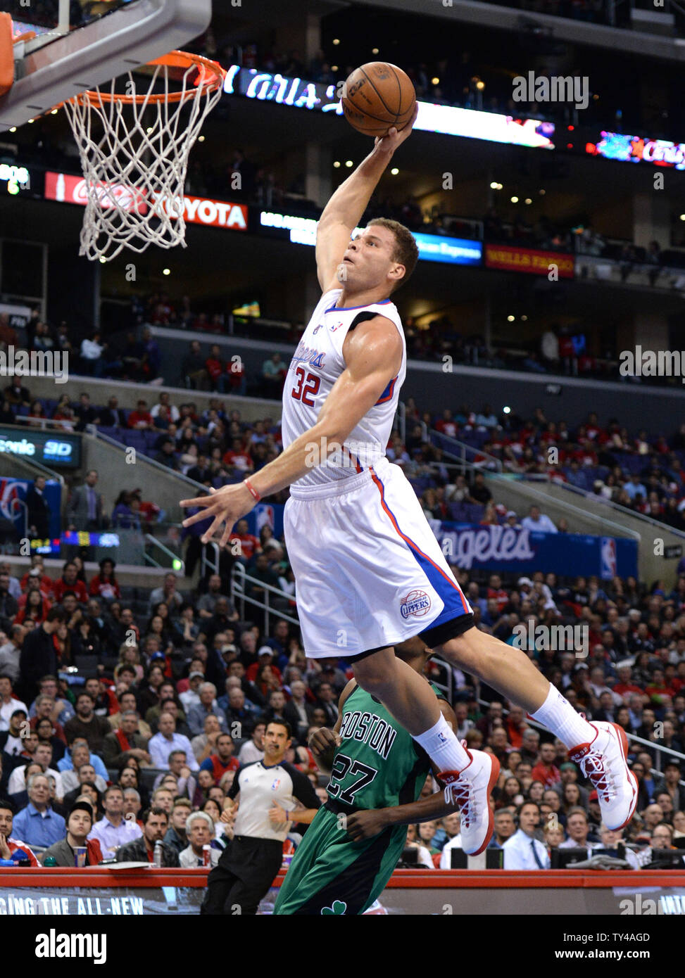 Los Angeles Clippers Blake Griffin schiacciate la palla da Boston Celtics Jordan Crawford durante la prima metà azione a Los Angeles il 8 gennaio 2014. La Clippers portano i Celtics a tempo di emisaturazione 59-55. UPI/Jon SooHoo Foto Stock