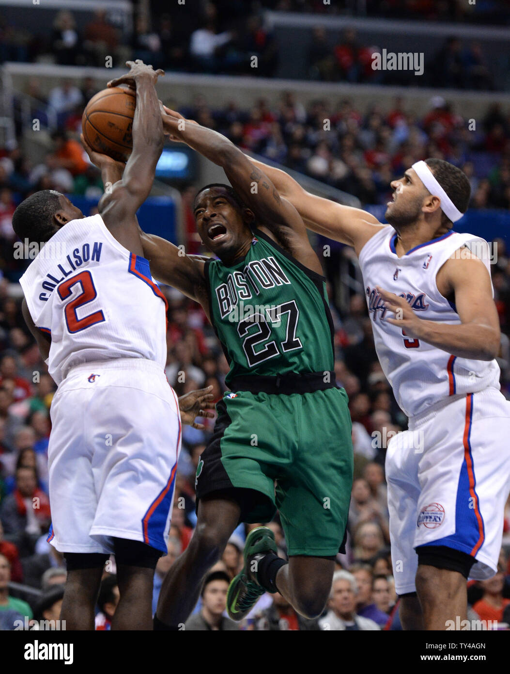 Boston Celtics Jordan Crawford ha il suo tiro bloccato da Los Angeles Clippers compagni di squadra Darren Collison(L) e Jared Dudley durante la seconda metà azione a Los Angeles il 8 gennaio 2014. La Clippers sconfitto i Celtics 111-105. UPI/Jon SooHoo Foto Stock