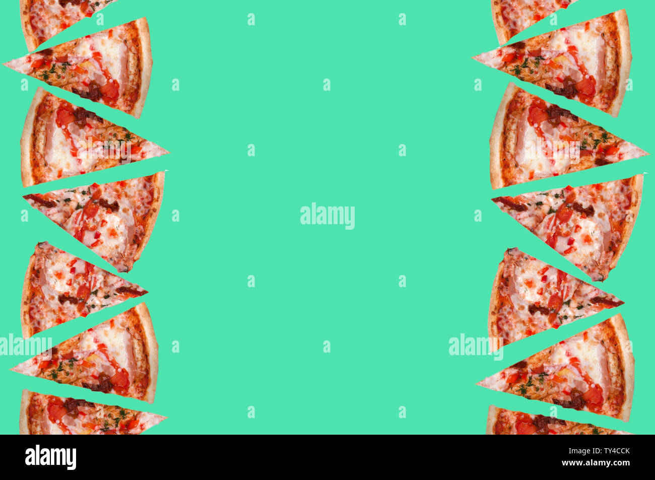 Molte fette di pizza vegetariana sul lato destro e sinistro dell'immagine al centro degli spazi pubblicitari su uno sfondo verde vista superiore Foto Stock