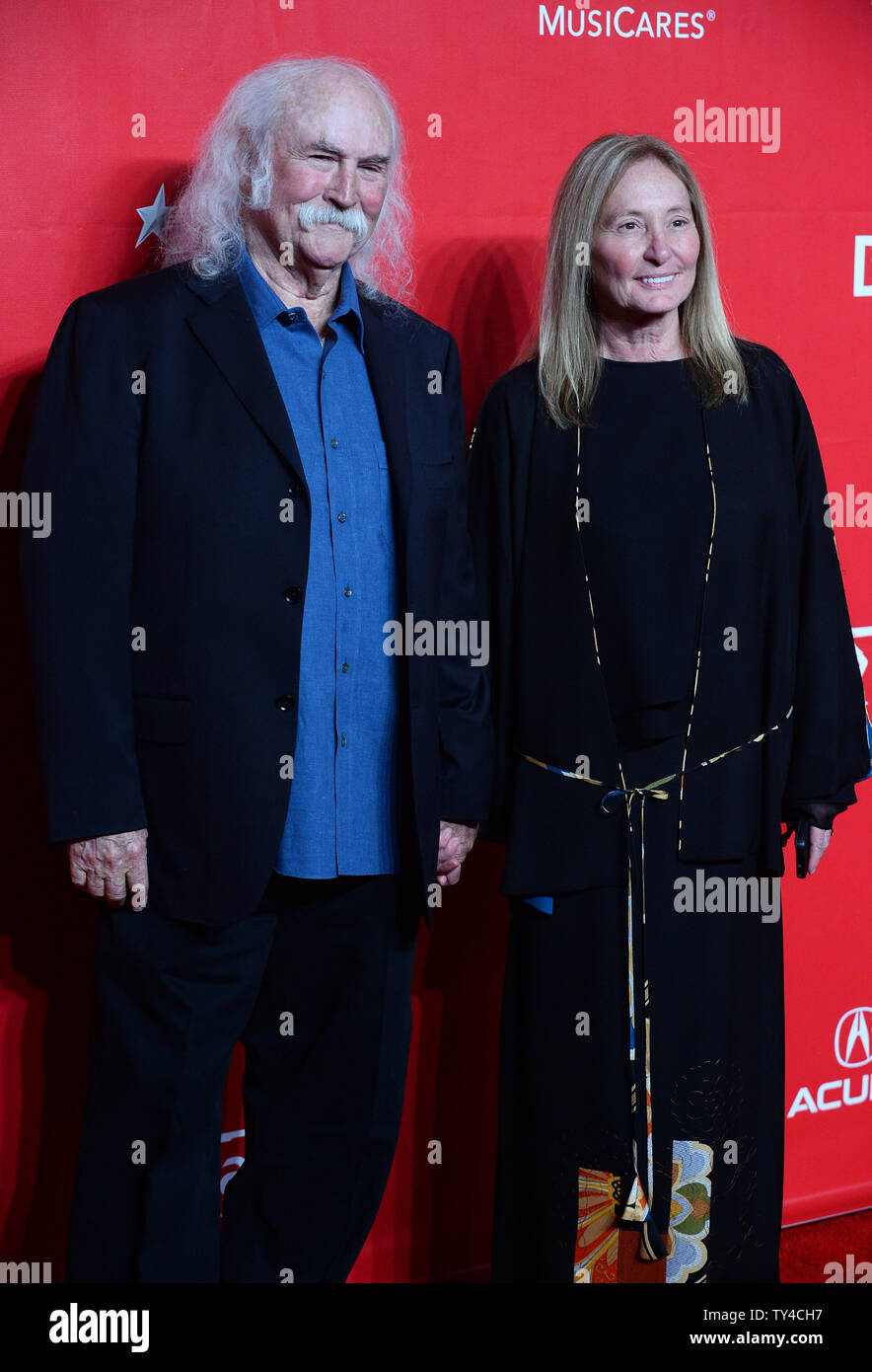 Musicista David Crosby e sua moglie Jan Dance frequentare il MusiCares persona dell'anno di gala per onorare il cantante e cantautore Carole King presso il Los Angeles Convention Center di Los Angeles il 24 gennaio 2014. UPI/Jim Ruymen Foto Stock