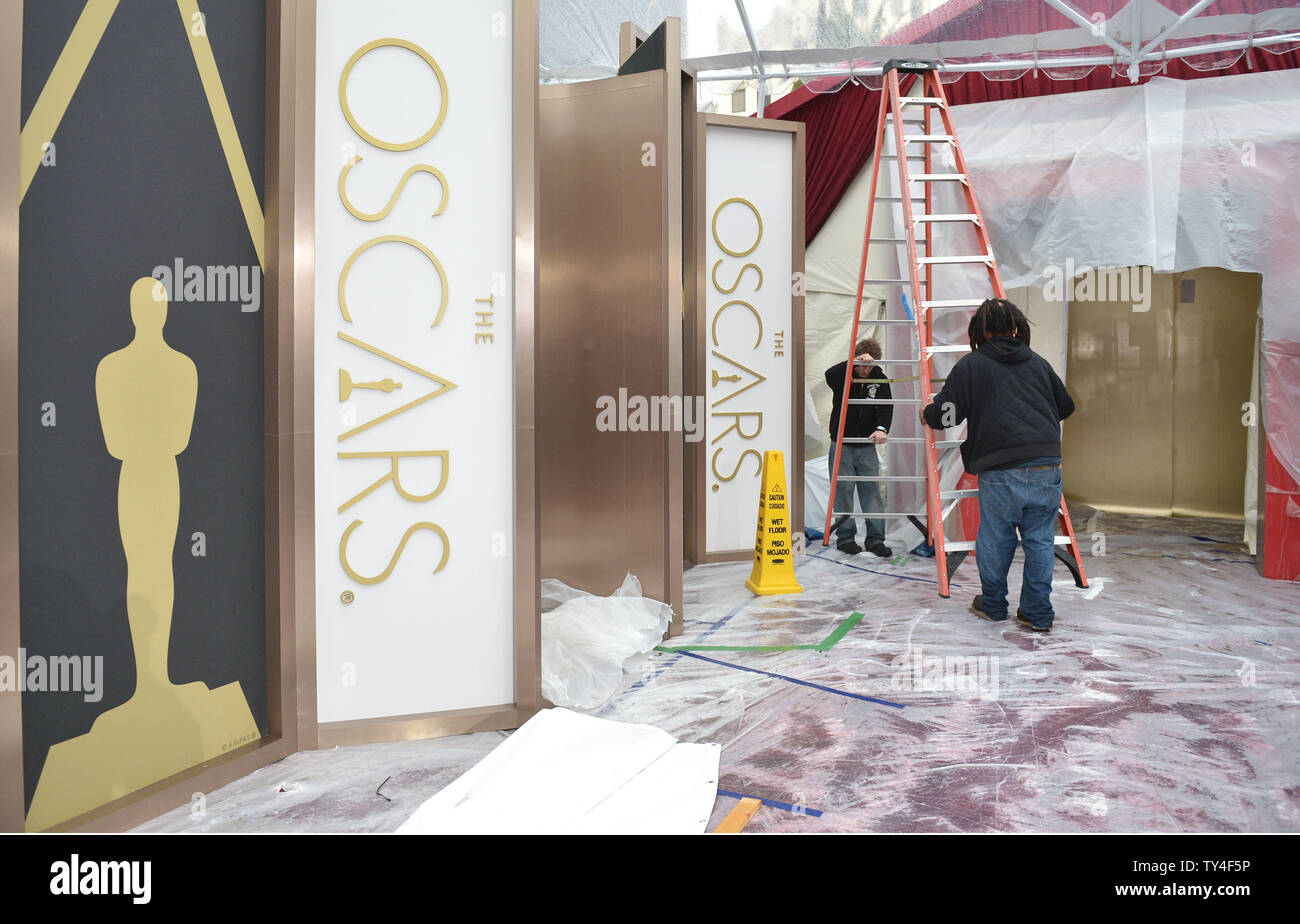 I lavoratori continuano i preparativi sul tappeto rosso per la 86Academy Awards nella sezione di Hollywood di Los Angeles il 26 febbraio 2014. L'Oscar sarà presentato domenica 2 marzo. UPI/Kevin Dietsch Foto Stock