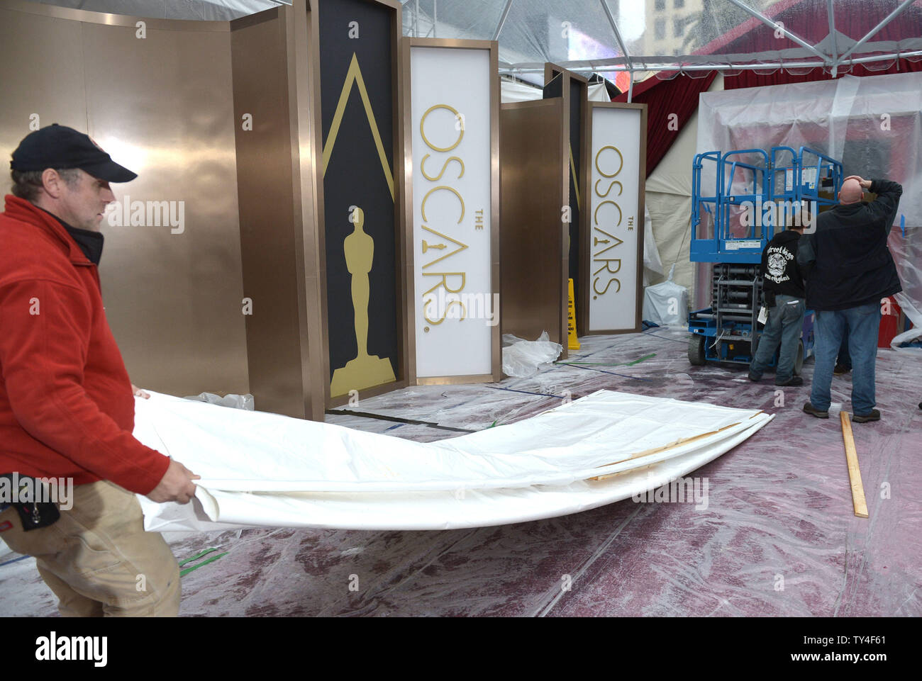 I lavoratori continuano i preparativi per la 86Academy Awards nella sezione di Hollywood di Los Angeles il 26 febbraio 2014. L'Oscar sarà presentato domenica 2 marzo. UPI/Kevin Dietsch Foto Stock