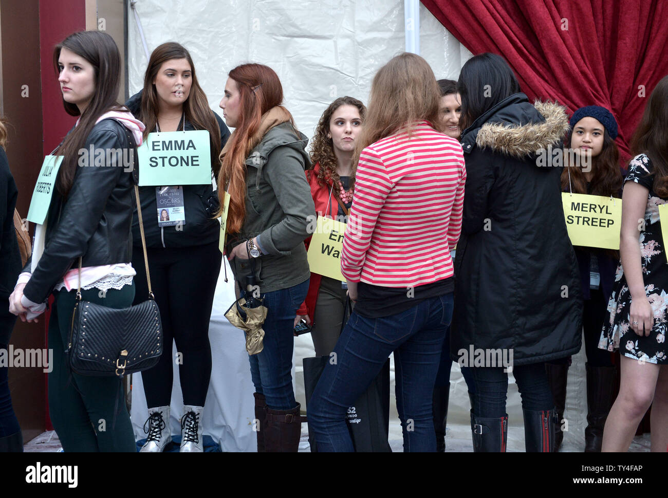 Celebrity stand-in attesa come continuano i preparativi per la 86Academy Awards nella sezione di Hollywood di Los Angeles il 1 marzo 2014. L'Oscar sarà presentato domenica 2 marzo. UPI/Kevin Dietsch Foto Stock