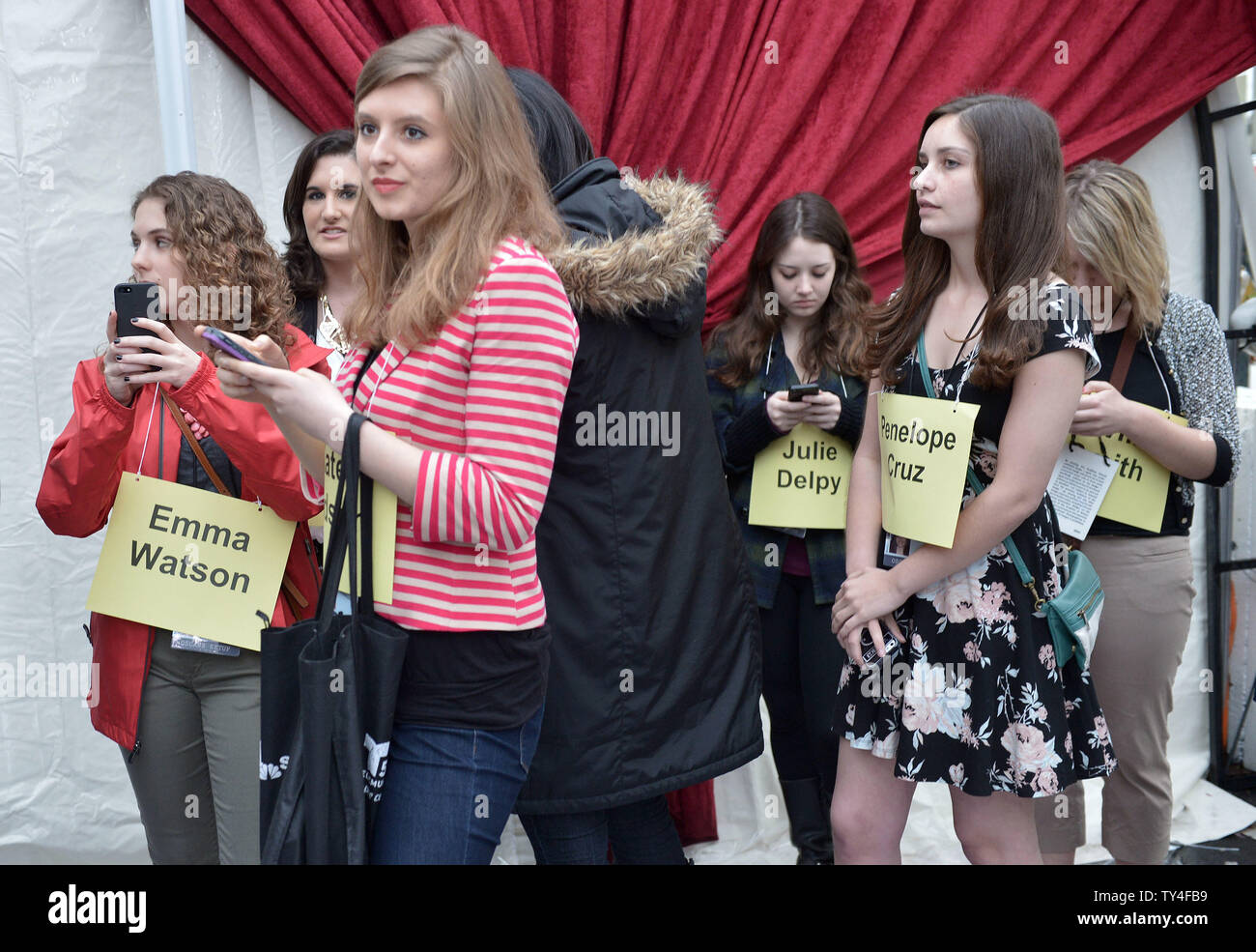 Celebrity stand-in attesa come continuano i preparativi per la 86Academy Awards nella sezione di Hollywood di Los Angeles il 1 marzo 2014. L'Oscar sarà presentato domenica 2 marzo. UPI/Kevin Dietsch Foto Stock