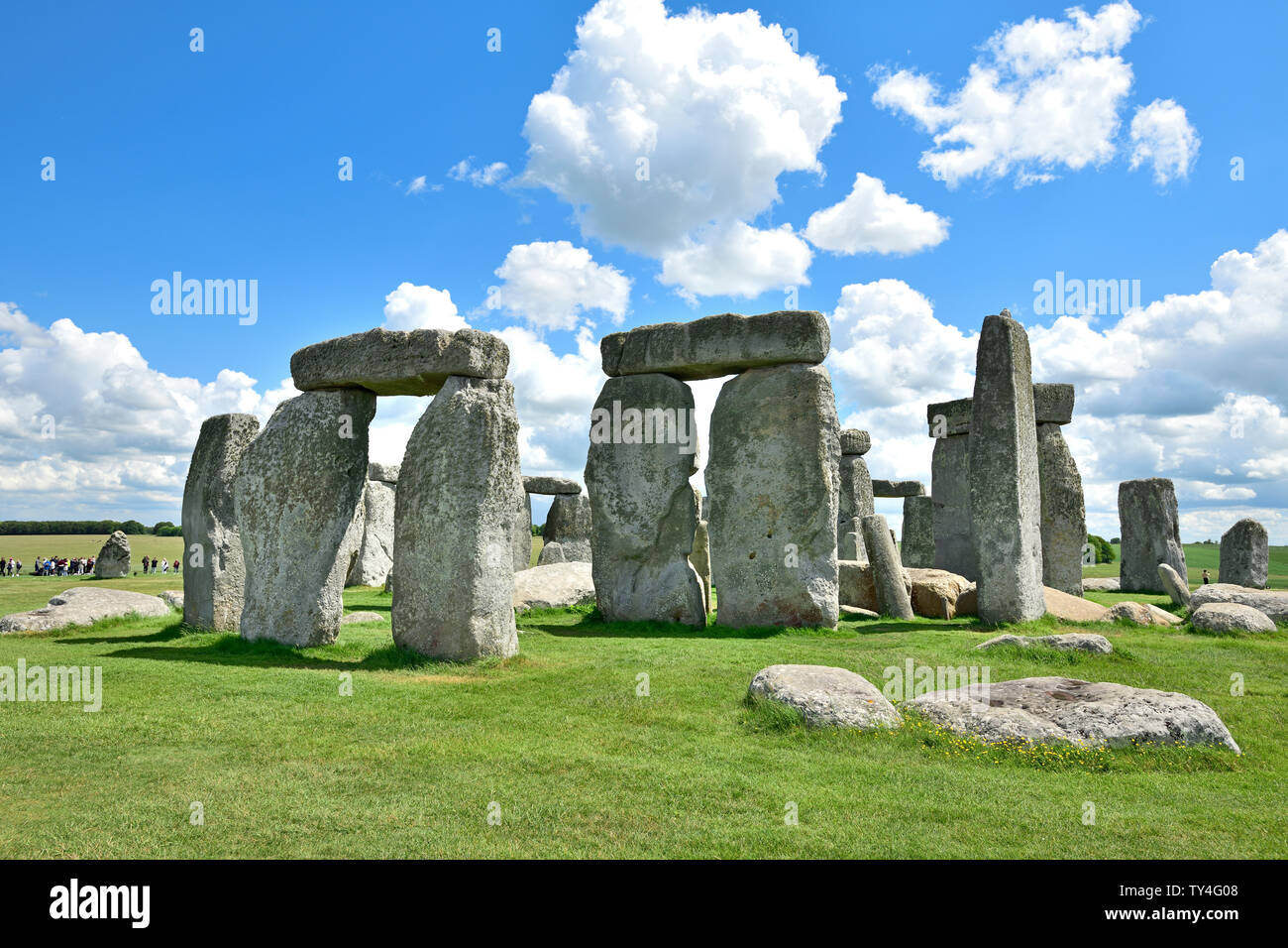 Stonehenge, cielo blu e bianca nuvola, fotografata nel giugno 2019 Foto Stock