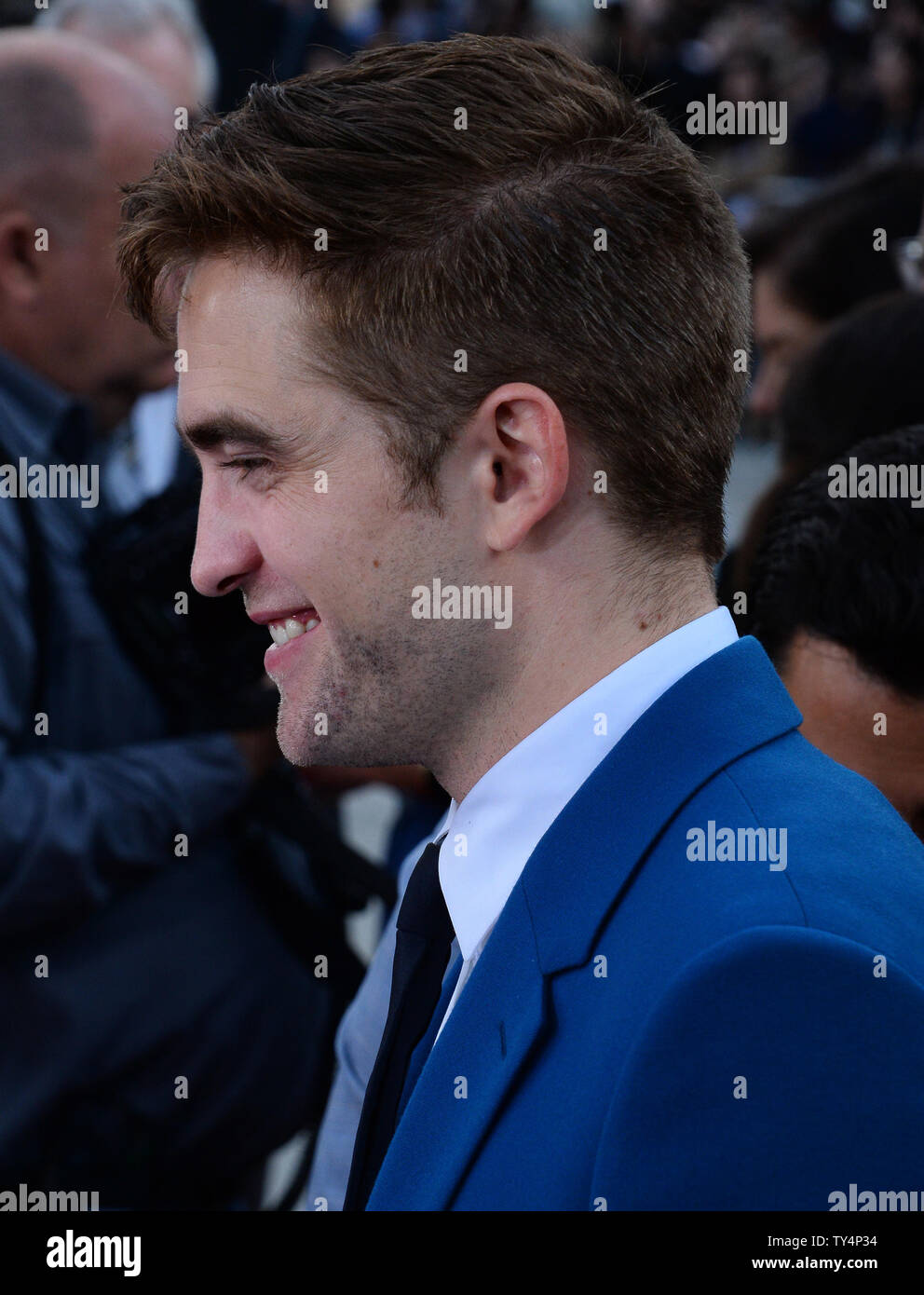 Membro del cast Robert Pattinson di Inghilterra assiste la premiere del motion picture drama criminalità "Rover" al Regency Village Theater di Westwood sezione di Los Angeles il 12 giugno 2014. Trama: dieci anni dopo un globale del crollo economico, un temprato, spietato ex soldato le vie verso il basso gli uomini che hanno rubato il suo solo possesso - la sua auto. Come egli si sposta attraverso il lawless outback australiano, egli prende un danneggiamento del giovane uomo come suo involontario complice. UPI/Jim Ruymen Foto Stock