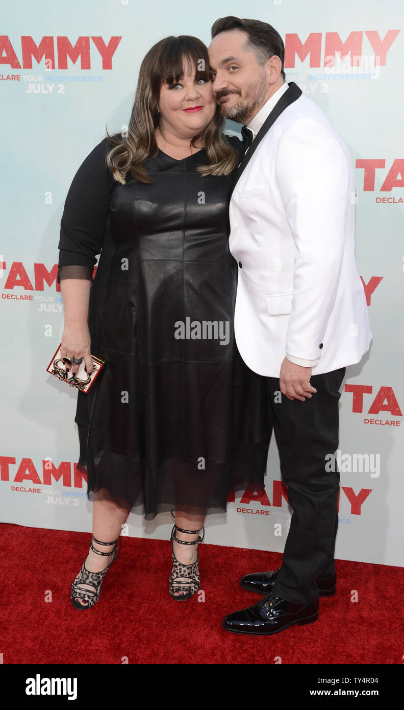 Direttore Ben Falcone (R) e membro del cast Melissa McCarthy (L) partecipare alla premiere di "Tammy" a Los Angeles il 30 giugno 2014. UPI/Fil McCarten Foto Stock