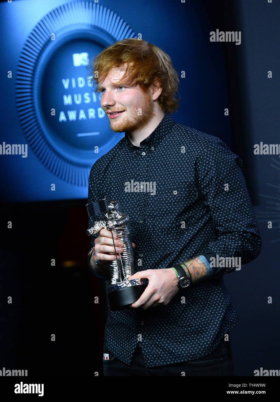 Ed Sheeran, vincitore del miglior Video di sesso maschile pone backstage  durante il 2014 MTV Video