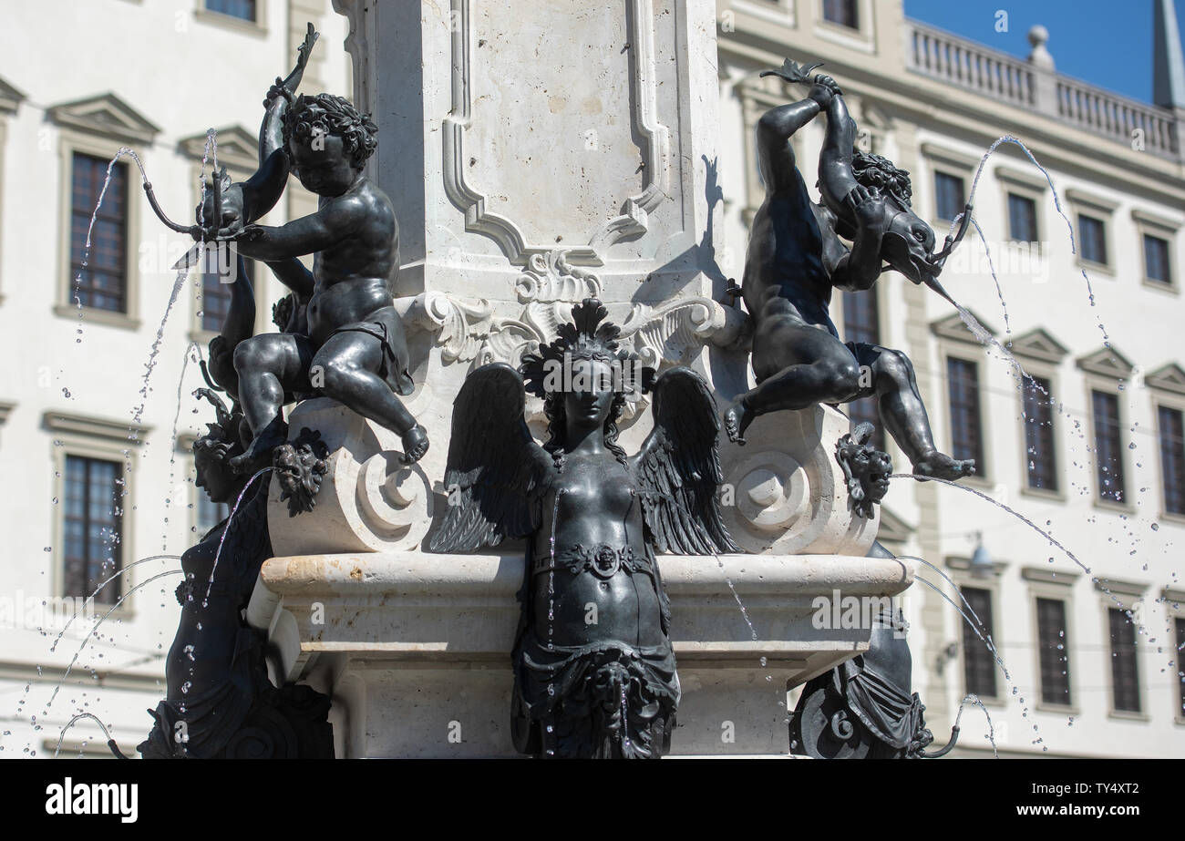 Augsburg, Germania. Il 24 giugno 2019. Di fronte al municipio di figure di Augustusbrunnen sputa acqua. La città si applica con il suo storico di alimentazione di acqua per l'inclusione nella lista del Patrimonio Mondiale dell'Unesco. (Per la conferenza del Comitato del Patrimonio Mondiale dell'Unesco, sfondo dpa 'Augsburg Sistemi di acqua dai Romani per Olympia '72') Credito: Stefan Puchner/dpa/Alamy Live News Foto Stock