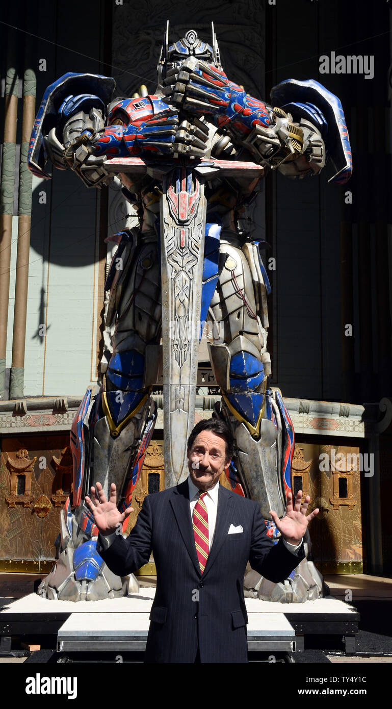 Canadian voce attore Peter Cullen partecipa a una cerimonia handprint accanto a Optimus Prime da 1 miliardo di dollari in tutto il mondo film blockbuster Transformers: Età di estinzione", al di fuori di TCL teatro cinese nella sezione di Hollywood di Los Angeles il 30 settembre 2014. Optimus Prime, il leader eroico degli Autobot è stata immortalata con la tradizionale cerimonia di stelle di Hollywood mentre Cullen (in primo piano), che è la voce di Optimus Prime, messo le mani nel cemento. UPI/Jim Ruymen Foto Stock