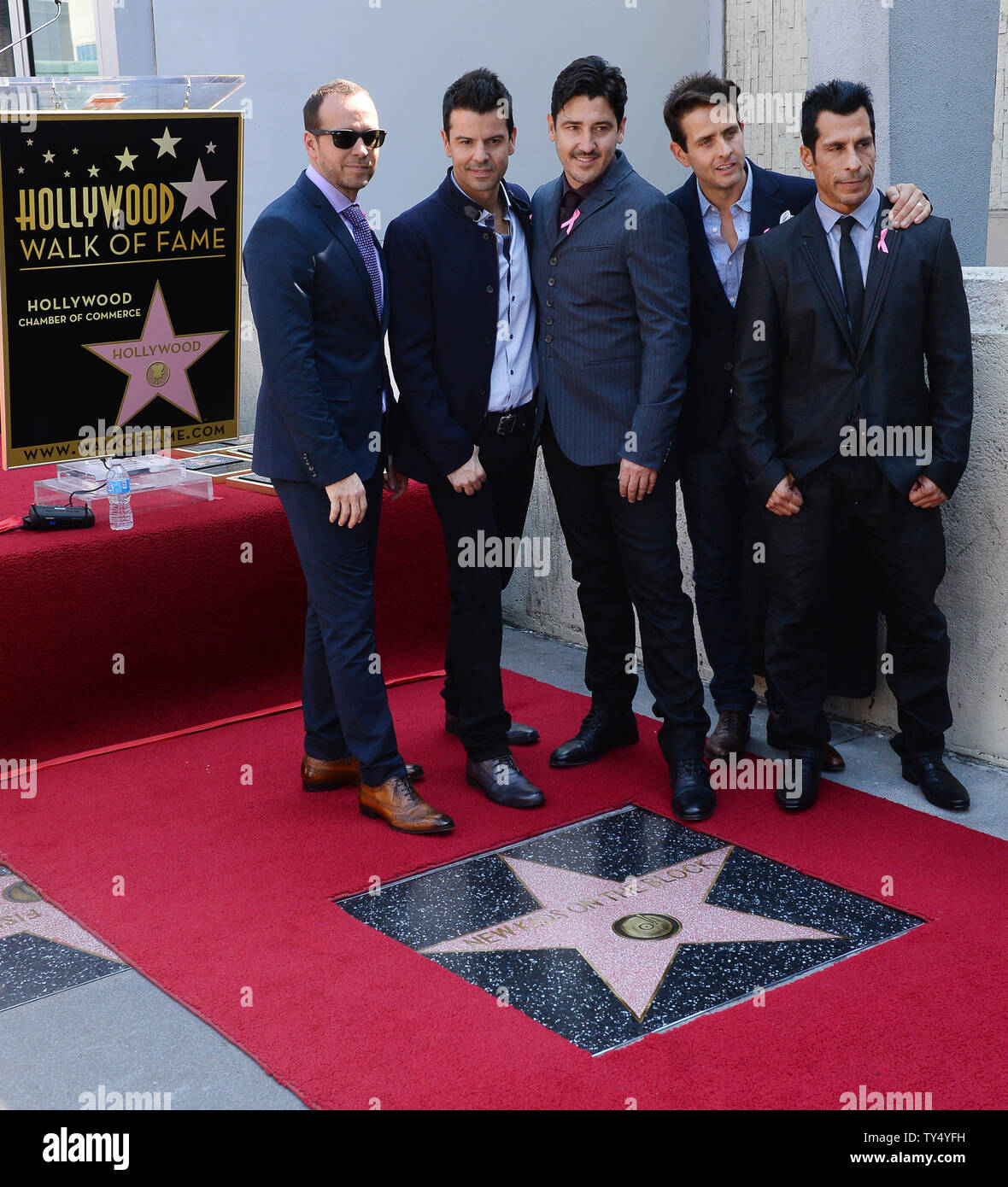 New Kids on the Block i membri della band Donnie Wahlberg, cavaliere del Giordano, Jonathan Knight, Joey mcintyre ed il legno di Danny (L-R) raccogliere attorno alla loro stella dopo la American boy band è stata onorata con il 2,530th della stella sulla Hollywood Walk of Fame durante una cerimonia di inaugurazione a Los Angeles il 9 ottobre 2014. UPI/Jim Ruymen Foto Stock