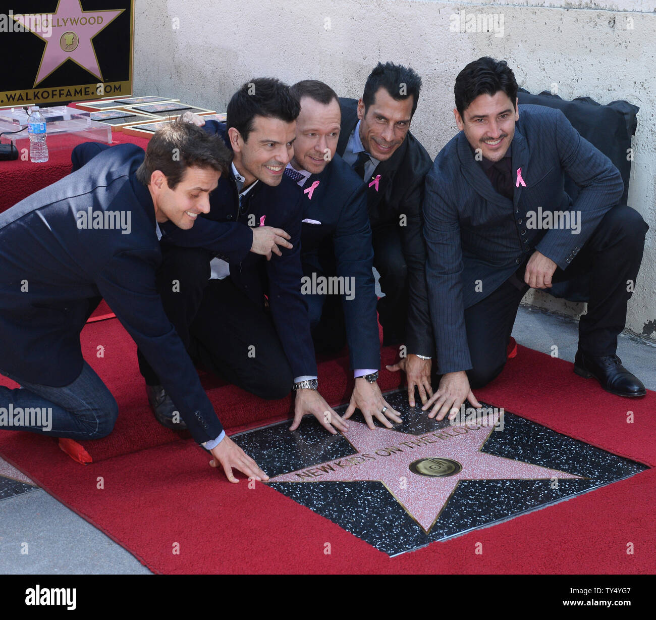 New Kids on the Block i membri della band Joey mcintyre, cavaliere del Giordano, Donnie Wahlberg, legno di Danny e Jonathan Knight (L-R) raccogliere attorno alla loro stella dopo la American boy band è stata onorata con il 2,530th della stella sulla Hollywood Walk of Fame durante una cerimonia di inaugurazione a Los Angeles il 9 ottobre 2014. UPI/Jim Ruymen Foto Stock