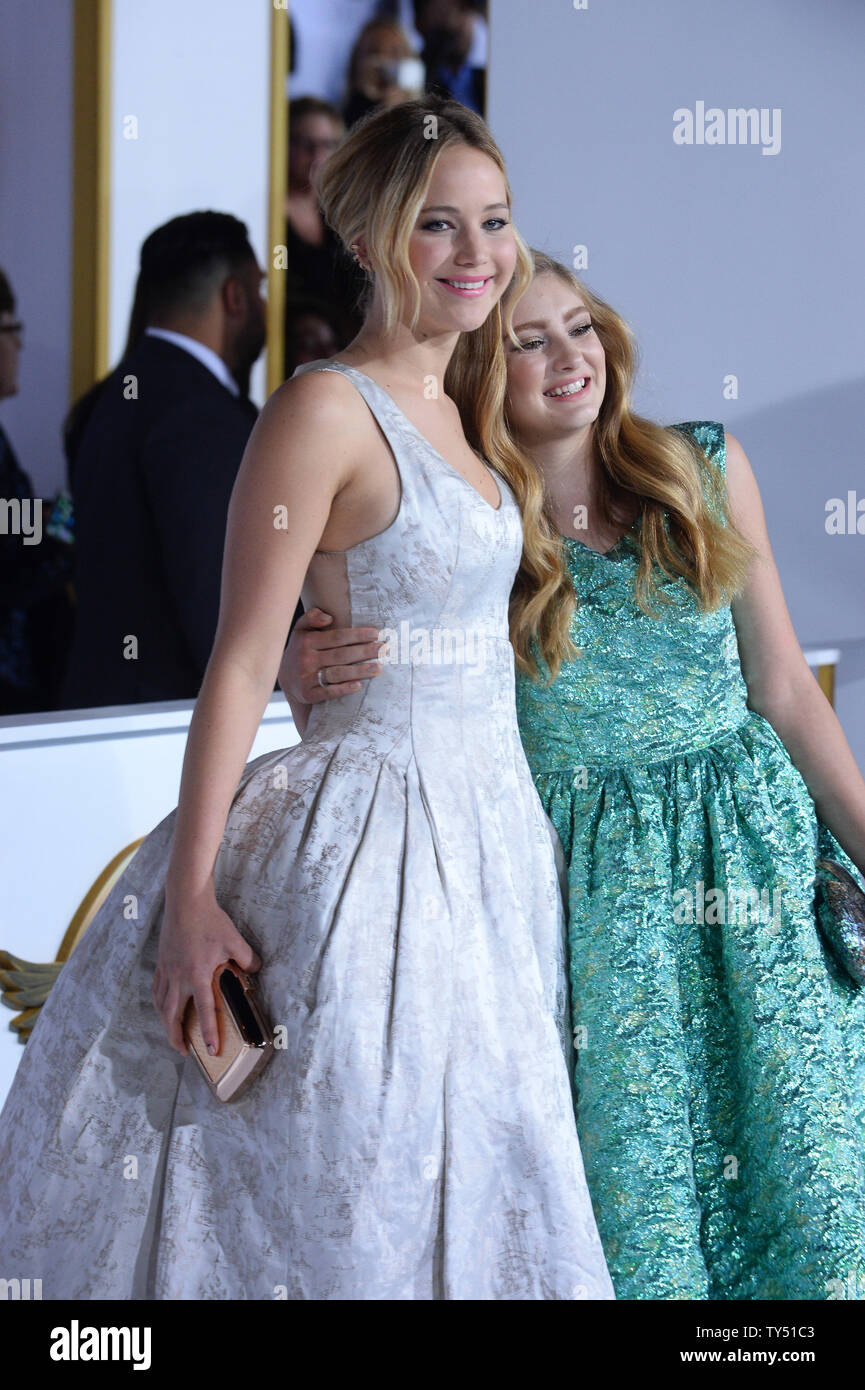 Membri del cast Jennifer Lawrence (L) e Willow Shields assistere alla premiere di sci-fi di avventura del movimento "la fame di giochi: Mockingjay - Parte I" presso il Nokia Theatre di Los Angeles il 17 novembre 2014. Storyline con i giochi ormai distrutta e a pezzi, Katniss Everdeen (Jennifer Lawrence), lungo con Gale, Finnick e Beetee, ora finiscono nel modo pensiero 'destroyed' distretto 13. Sotto la direzione del comandante delle monete e i consigli dei suoi amici, Katniss diventa il 'Mockingjay' e il simbolo di ribellione per il popolo. UPI/Jim Ruymen Foto Stock