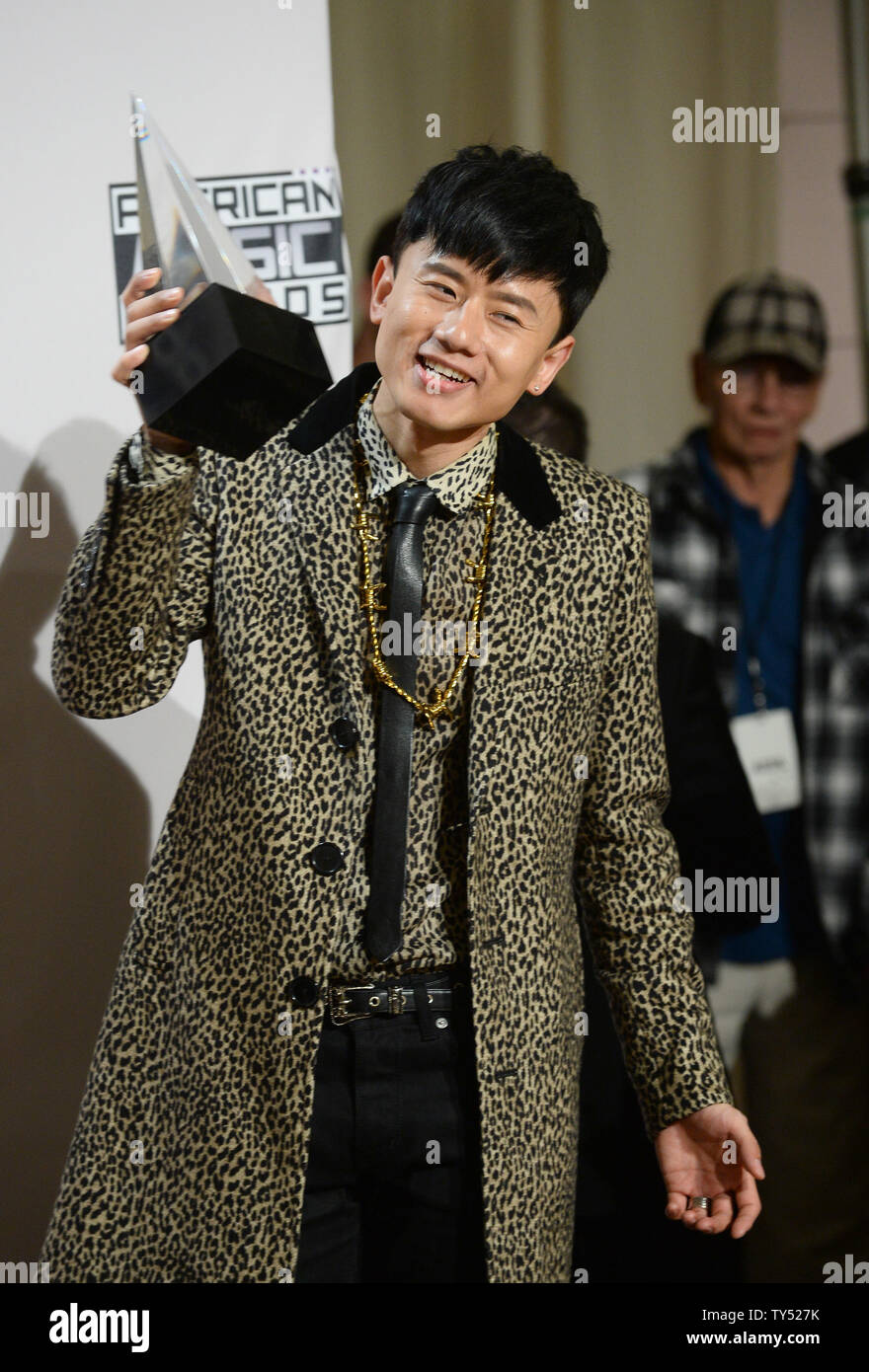 Il cantante Jason Zhang Jie, vincitore dell'artista internazionale dell'anno, pone dietro le quinte annuale quarantaduesima American Music Awards che si è tenuto presso il Nokia Theatre di Los Angeles Vive a Los Angeles il 23 novembre 2014. UPI/Jim Ruymen Foto Stock