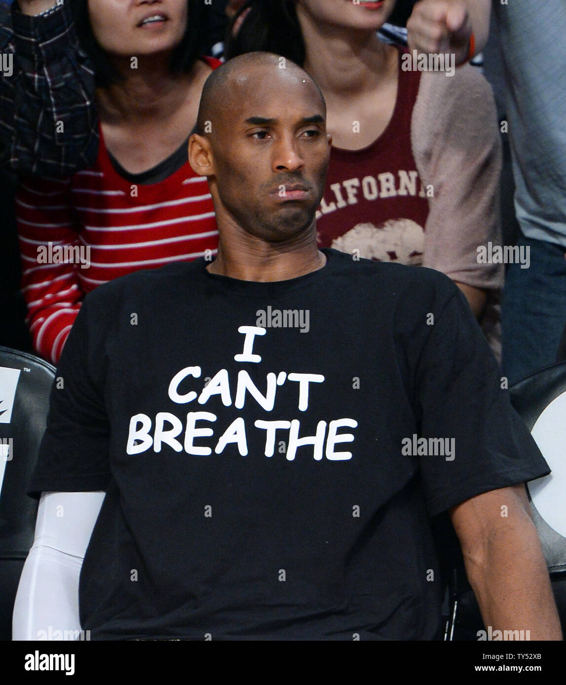 Los Angeles Lakers' guardia di tiro Kobe Bryant indossa un 'Non riesco a respirare" t-shirt in onore di Eric Garner come egli si siede sul banco durante la partita contro i Sacramento Kings a Staples Center a Los Angeles il 9 dicembre 2014. Garner è morto in un conflitto con la polizia che presumibilmente soffocato lui, causando la sua morte. A New York il grand jury non incriminare il funzionario di polizia. UPI/Jim Ruymen Foto Stock