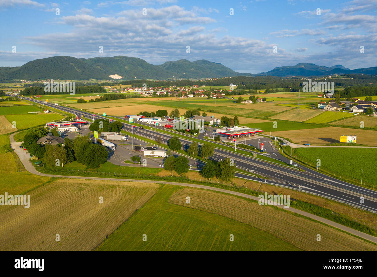 Slovenske Konjice, Slovenia - 16 Giugno 2019: vista aerea di arresto carrello sull'autostrada in Slovenia, Tepanje area riposo con stazione di benzina si trova sul Foto Stock