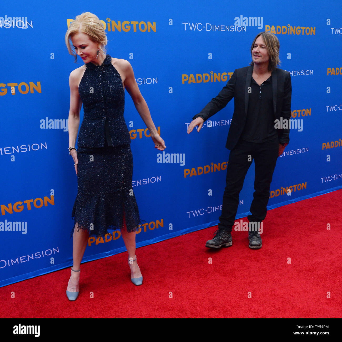 Membro del cast Nicole Kidman (L) e il marito, cantante Keith Urban assistere alla premiere di Motion Picture commedia "Paddington'' a TCL teatro cinese nella sezione di Hollywood di Los Angeles il 10 gennaio 2015. Trama: un giovane peruviano orso con una passione per tutte le cose British viaggi a Londra in cerca di una casa. Vedendosi perduto e da solo alla stazione di Paddington, comincia a rendersi conto che la vita in città non è tutto quello che aveva immaginato - fino a quando non incontra il gentilmente Brown, famiglia che leggere l'etichetta intorno al suo collo ("si prega di guardare dopo questo orso. Grazie.') e offrirgli un rifugio temporaneo. Essa lo Foto Stock