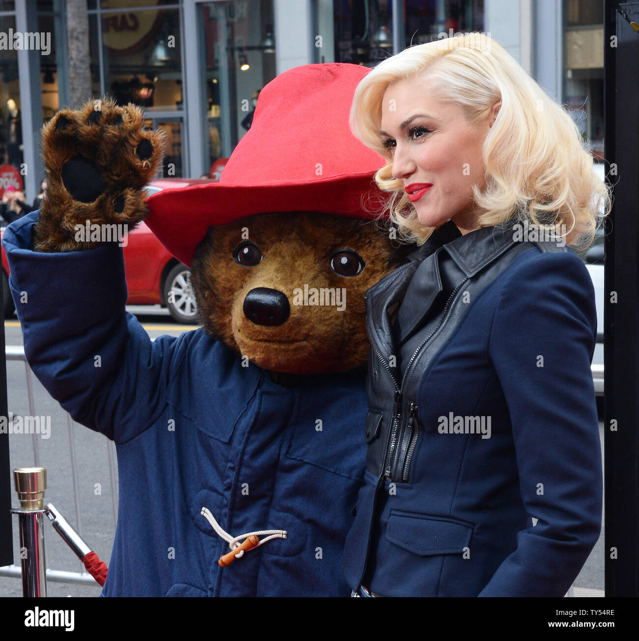 Cantante Gwen Stafani assiste la premiere del motion picture commedia "Paddington'' a TCL teatro cinese nella sezione di Hollywood di Los Angeles il 10 gennaio 2015. Trama: un giovane peruviano orso con una passione per tutte le cose British viaggi a Londra in cerca di una casa. Vedendosi perduto e da solo alla stazione di Paddington, comincia a rendersi conto che la vita in città non è tutto quello che aveva immaginato - fino a quando non incontra il gentilmente Brown, famiglia che leggere l'etichetta intorno al suo collo ("si prega di guardare dopo questo orso. Grazie.') e offrirgli un rifugio temporaneo. Sembra come se la sua fortuna è cambiato fino a questo Foto Stock