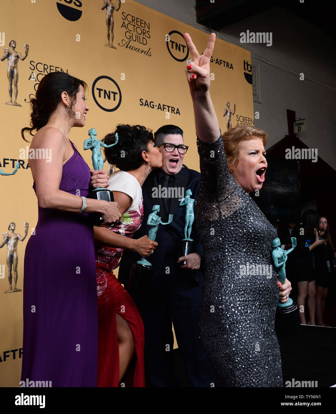 (L-R) attori Elizabeth Rodriguez, Selenis Leyva, Lea DeLaria e Catherine Curtin pongono backstage con il premio per il miglior ensemble in una serie di commedia per 'l'arancione è il nuovo nero' alla ventunesima edizione SAG Awards tenutosi presso lo Shrine Auditorium di Los Angeles il 25 gennaio 2015. La cooperativa di attori di schermo premi saranno trasmesse in diretta su TNT e TBS. Foto di Jim Ruymen/UPI Foto Stock
