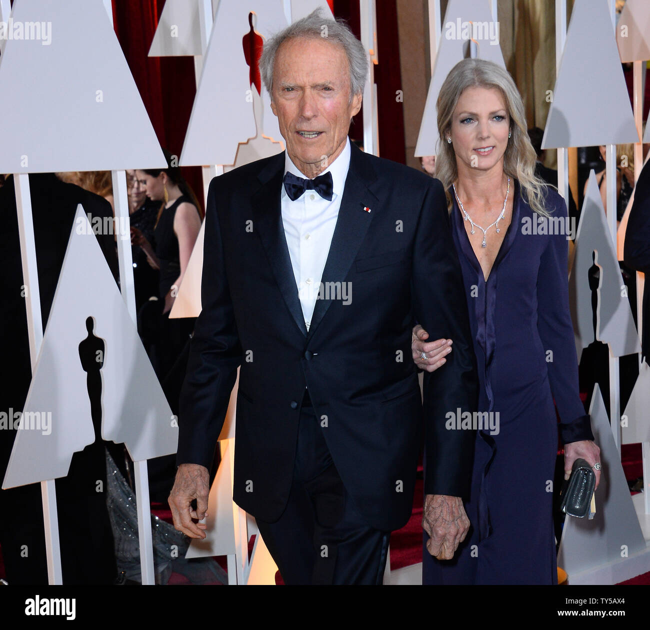 Direttore Clint Eastwood (L) e Christina Sandera arrivano al 87th Academy Awards a Hollywood & Highland Center di Los Angeles il 22 febbraio 2015. Foto di Jim Ruymen/UPI Foto Stock