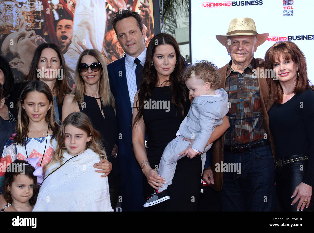 Attore Vince Vaughn partecipa in una mano e cerimonia di ingombro con la moglie Kyla Weber e il loro figlio Vernon Lindsay Vaughn e figlia Lochlyn Vaughn circondato da membri della famiglia, immortalando lui nel piazzale di TCL Chinese Theatre IMAX nella sezione di Hollywood di Los Angeles il 4 marzo 2015. Foto di /Jim Ruymen/UPI Foto Stock