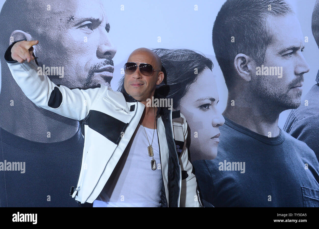 Membro del cast Vin Diesel assiste la premiere del motion picture giallo-thriller " Furious 7' a TCL teatro cinese nella sezione di Hollywood di Los Angeles il 1 aprile 2015. Storyline Deckard Shaw (Jason Statham) cerca la vendetta contro Dominic Toretto (Vin Diesel) e la sua famiglia per la morte di suo fratello. Peggio di un terrorista somala chiamato Jakarde e un ombroso funzionario di governo chiamato 'Mr. Nessuno' sono entrambi in competizione per rubare un computer al terrorismo programma chiamato l'occhio di Dio che può trasformare qualsiasi dispositivo tecnologico in un'arma. Foto di Jim Ruymen/UPI Foto Stock