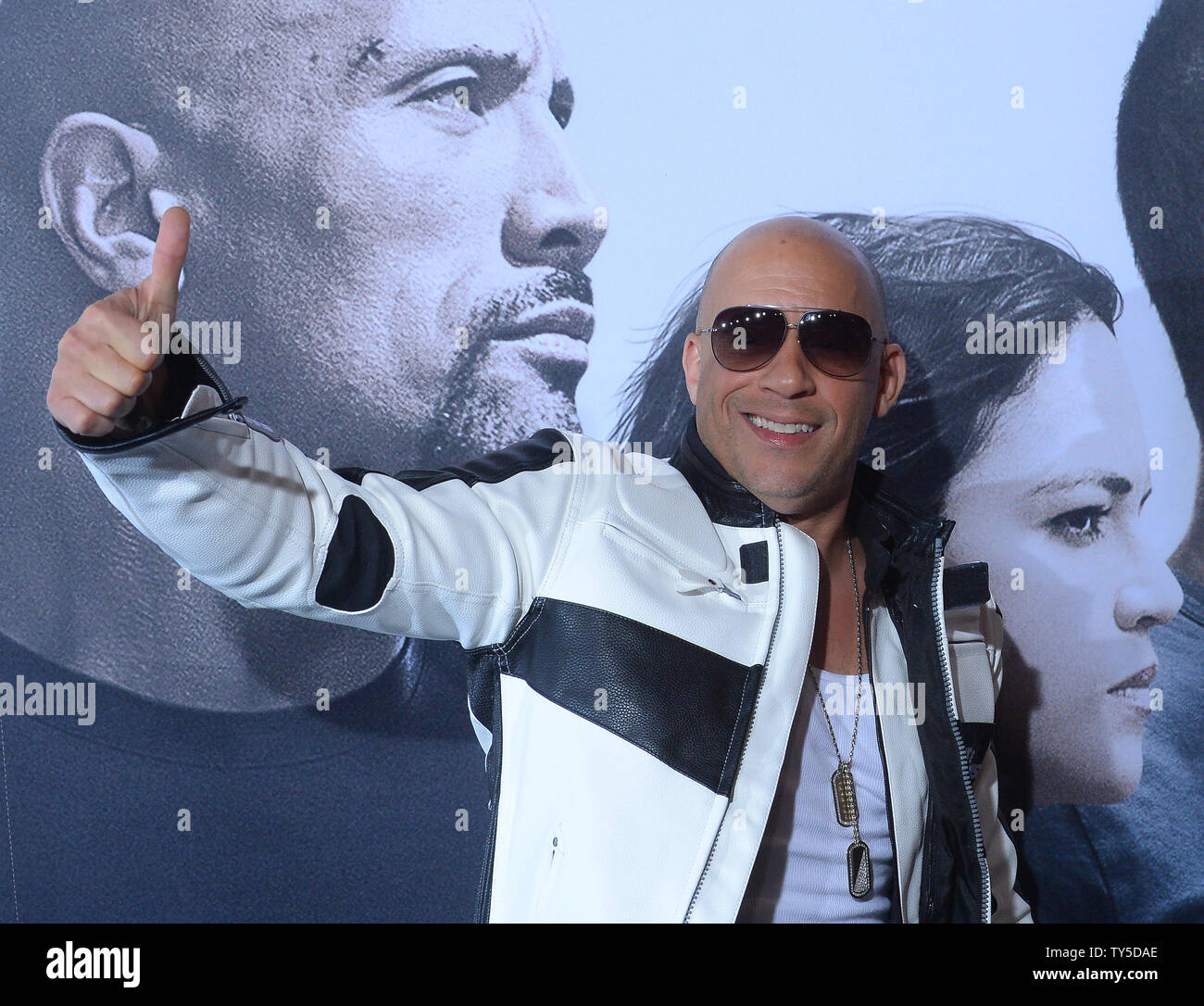 Membro del cast Vin Diesel assiste la premiere del motion picture giallo-thriller " Furious 7' a TCL teatro cinese nella sezione di Hollywood di Los Angeles il 1 aprile 2015. Storyline Deckard Shaw (Jason Statham) cerca la vendetta contro Dominic Toretto (Vin Diesel) e la sua famiglia per la morte di suo fratello. Peggio di un terrorista somala chiamato Jakarde e un ombroso funzionario di governo chiamato 'Mr. Nessuno' sono entrambi in competizione per rubare un computer al terrorismo programma chiamato l'occhio di Dio che può trasformare qualsiasi dispositivo tecnologico in un'arma. Foto di Jim Ruymen/UPI Foto Stock