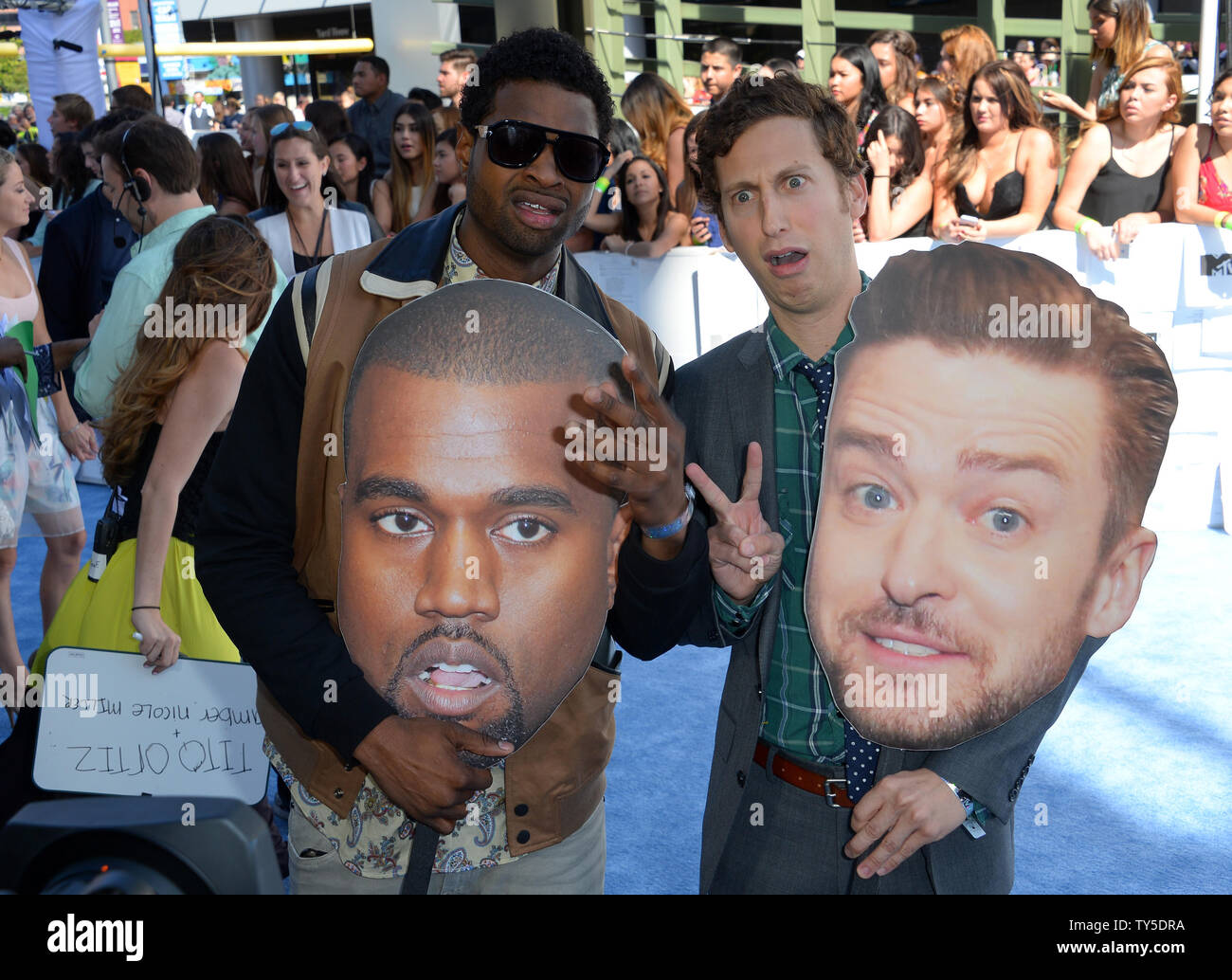 TV personality Derek Gaines, sinistra, e l'attore David Magidoff arrivare per gli MTV Movie Awards presso il Nokia Theatre di Los Angeles Vive a Los Angeles il 12 aprile 2015. Foto di Jim Ruymen/UPI Foto Stock