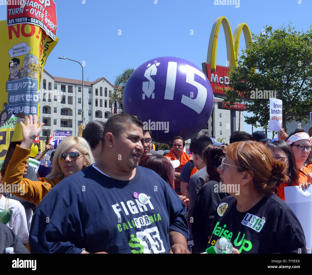 Centinaia di Southland fast-food lavoratori, lungo con home-care, bambino-care USC facoltà e i lavoratori industriali, hanno preso parte nelle Marche e raduni nel sud di Los Angeles e il centro cittadino di oggi come parte di una campagna nazionale per chiedere di $15-un-ora i salari. Simile marche e raduni sono detenuti in tutto il paese come parte di una Giornata nazionale di azione nella lotta per $15.'' hanno detto gli organizzatori rally erano anche essendo mantenuto in 30 paesi. Foto di Jim Ruymen/UPI Foto Stock