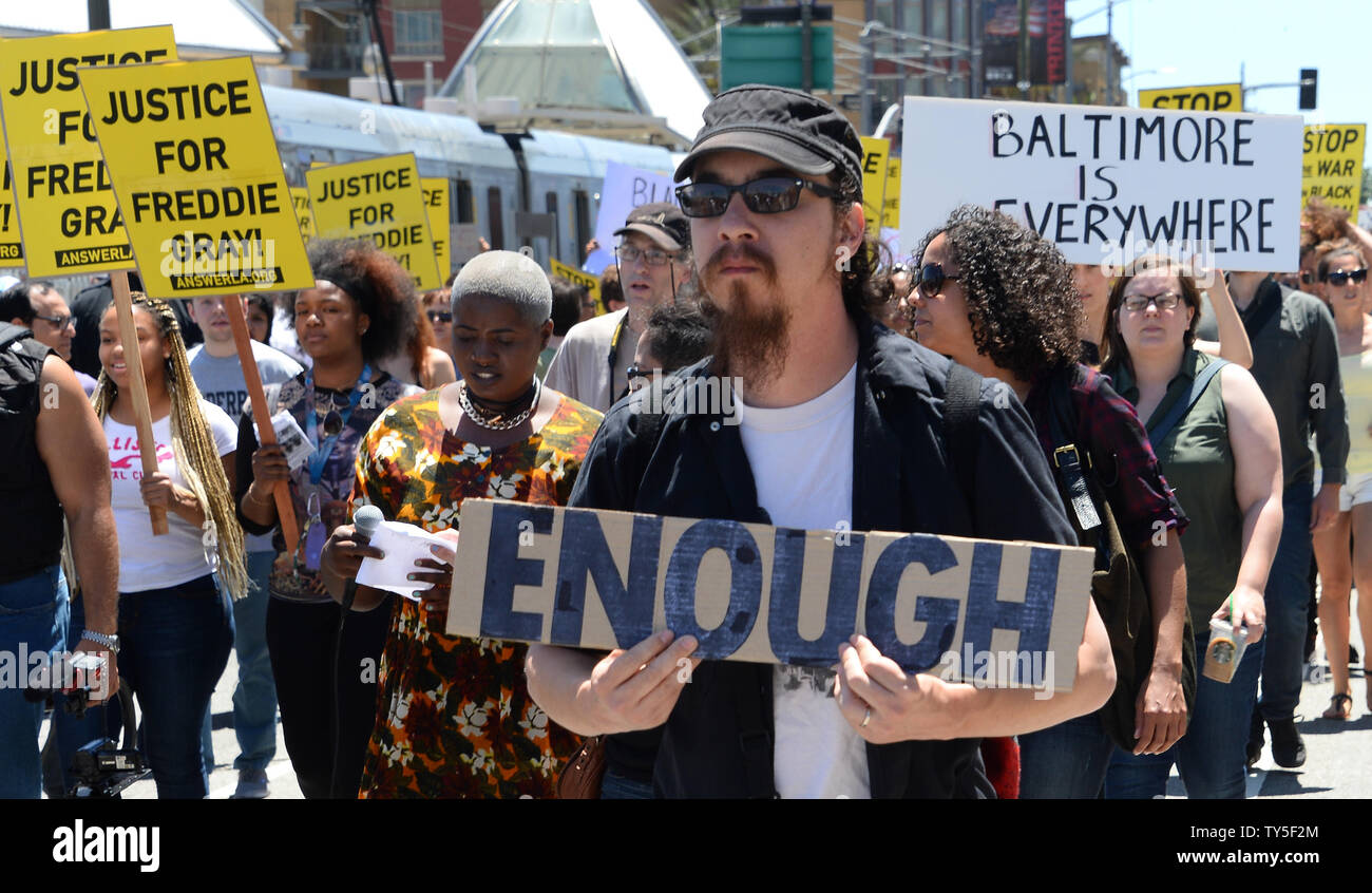 Un gruppo di residenti locali marzo in solidarietà con la Baltimore la protesta della morte di Freddie grigio che ha sofferto un fatale da lesioni del midollo spinale mentre in custodia della polizia a Los Angeles il 2 maggio 2015. Foto di Jim Ruymen/UPI Foto Stock